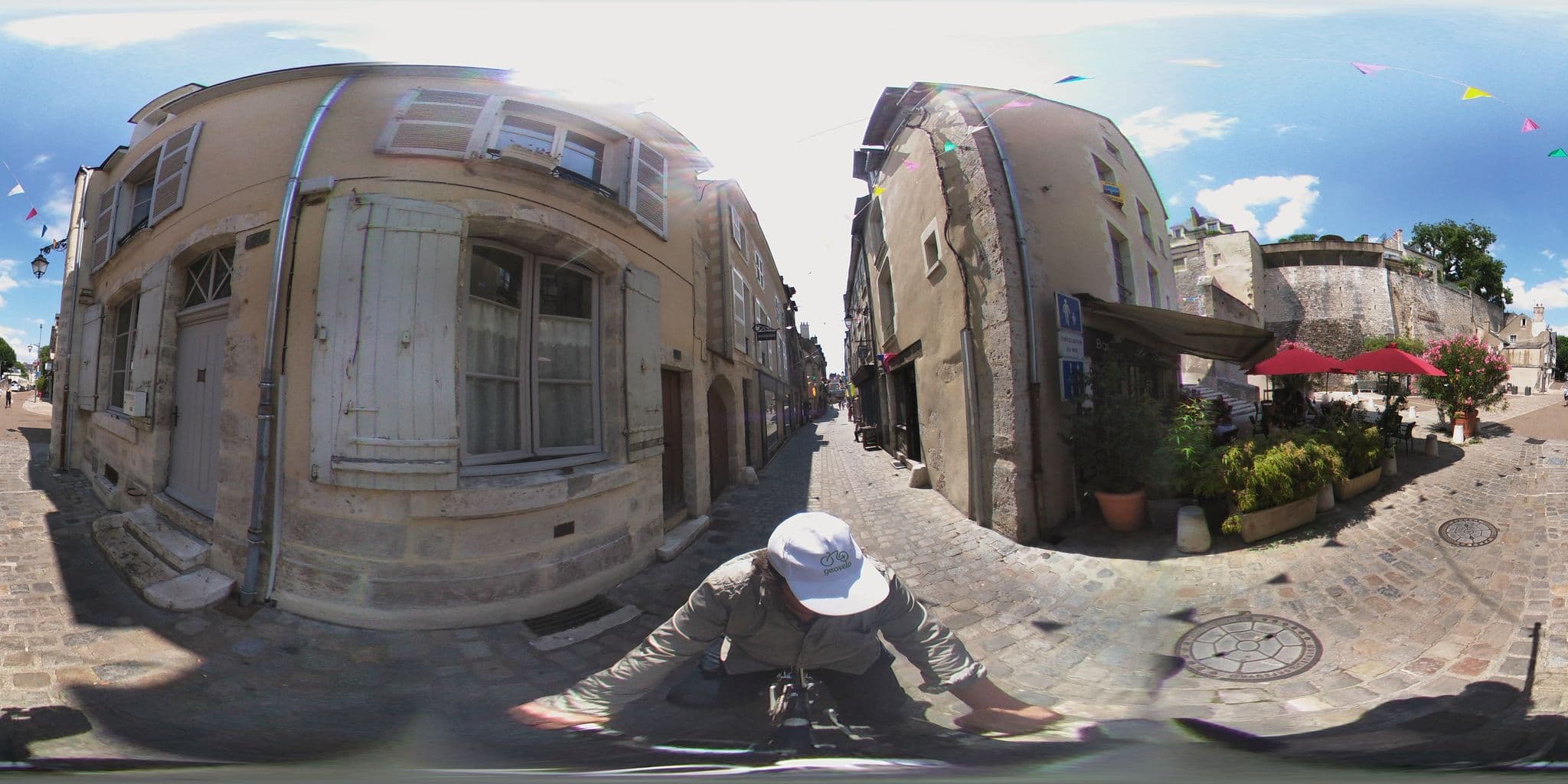 Street view near Chez Bruno et Françoise, Blois — © geovelo (CC BY-SA · Mapillary)