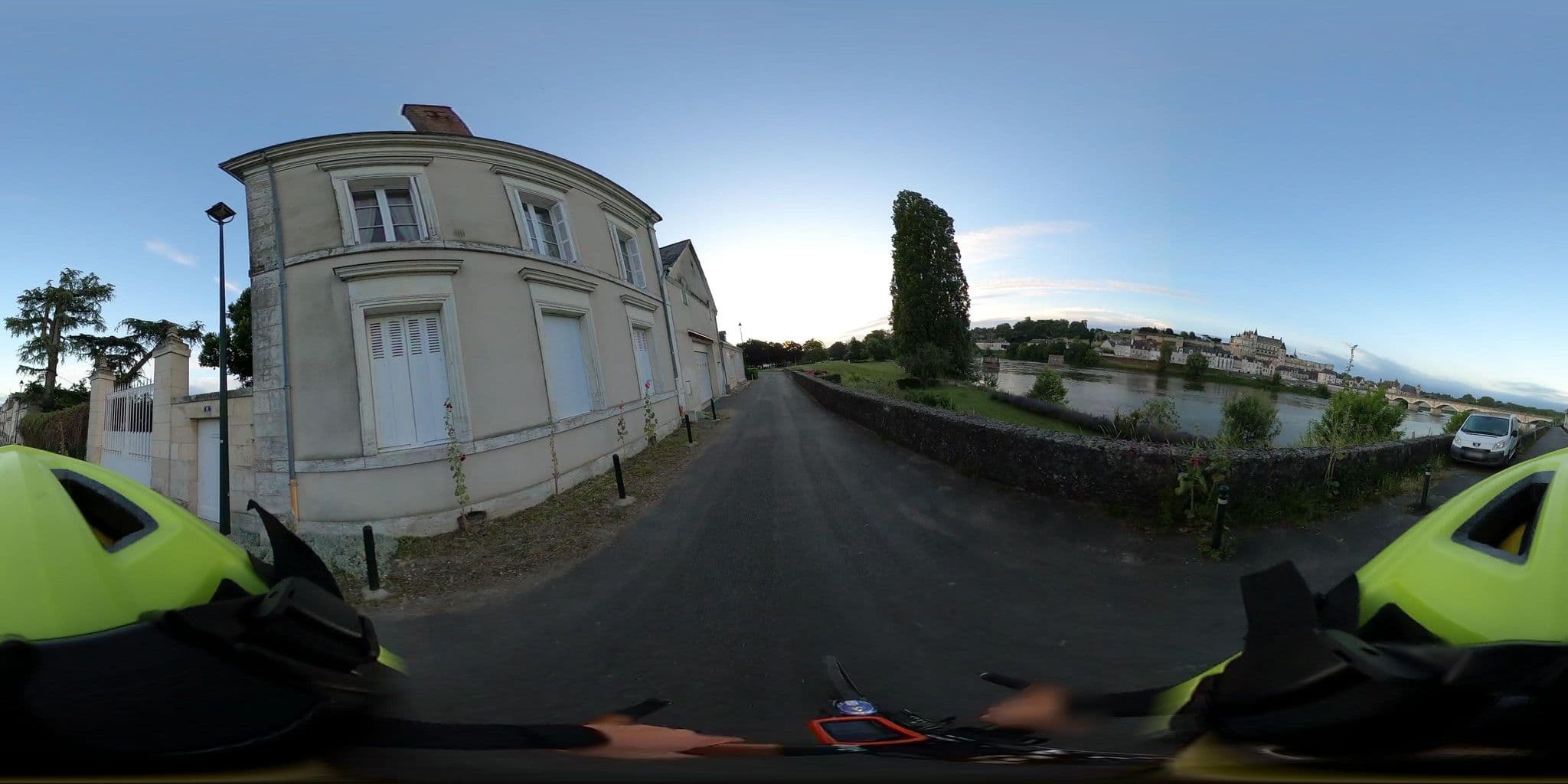 Street view near Ethic Etapes Centre Charles Péguy, Amboise — © velocamion (CC BY-SA · Mapillary)