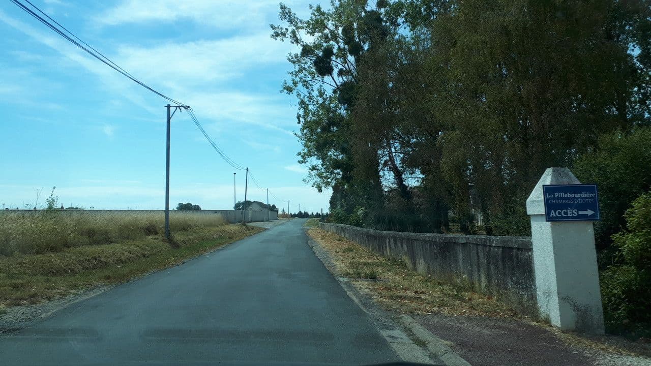 Street view near La Pillebourdiere, Contres — © lluc (CC BY-SA · Mapillary)
