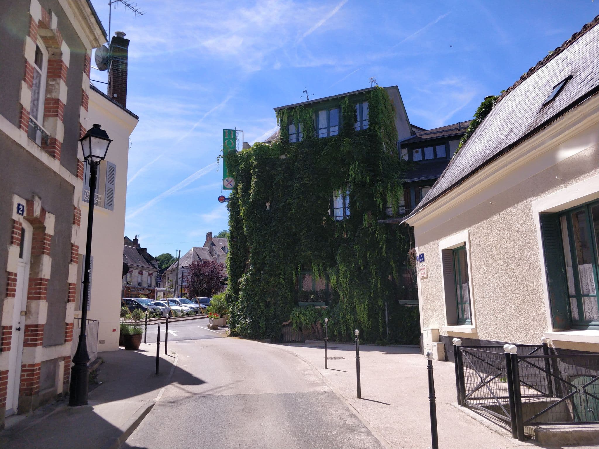 Street view near Hôtel Logis Hôtel de France la Chartre-sur-le-Loir, La Chartre-sur-le-Loir — © strowbeary (CC BY-SA · Mapillary)
