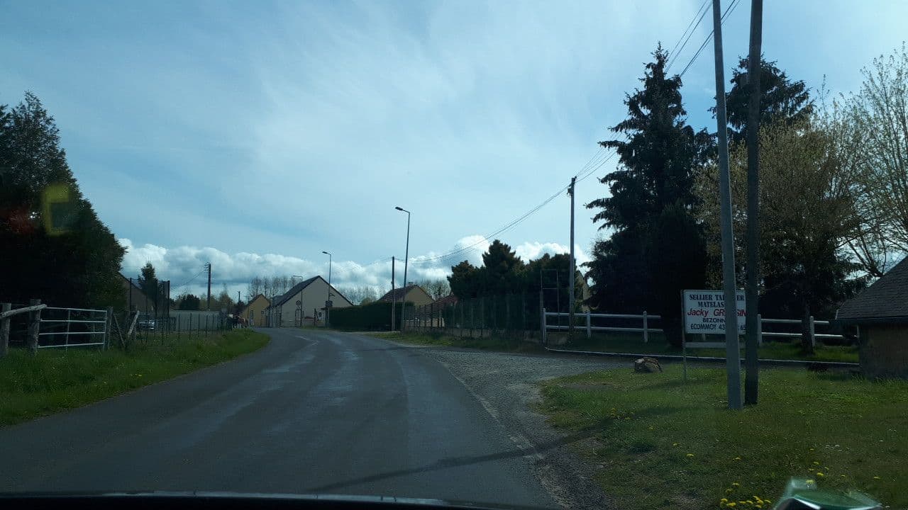 Street view near Château De Bezonnais, Écommoy — © lluc (CC BY-SA · Mapillary)