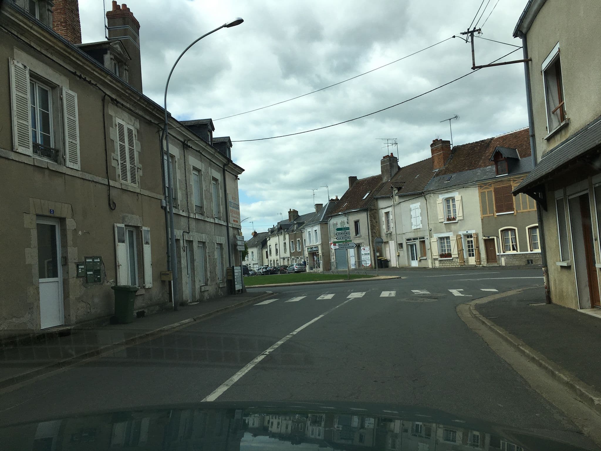 Street view near Logis Hôtel Ô en Couleur, Oucques — © df45 (CC BY-SA · Mapillary)