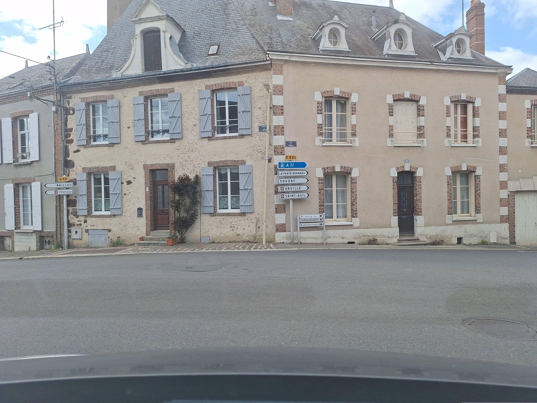 Street view near Peyron Isabelle, Mondoubleau — © lluc (CC BY-SA · Mapillary)