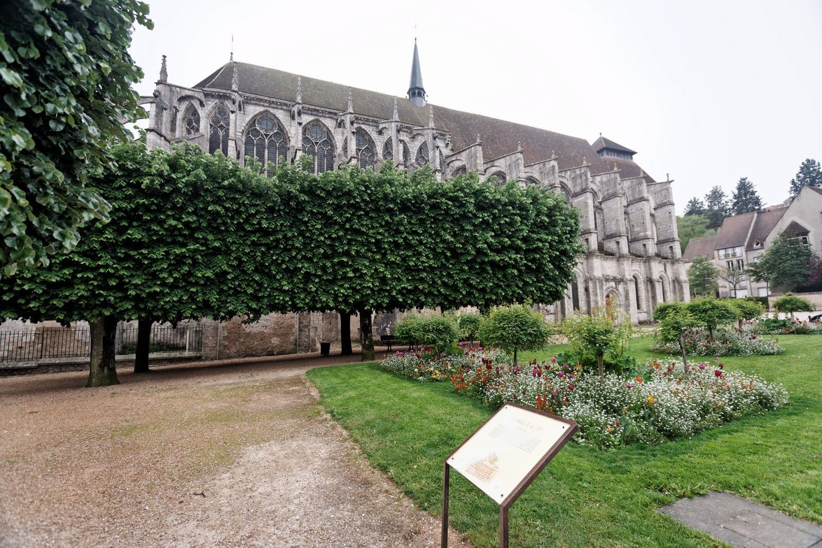 Street view near La Villa Saint Pierre, Chartres — © txllxt (CC BY-SA · Mapillary)