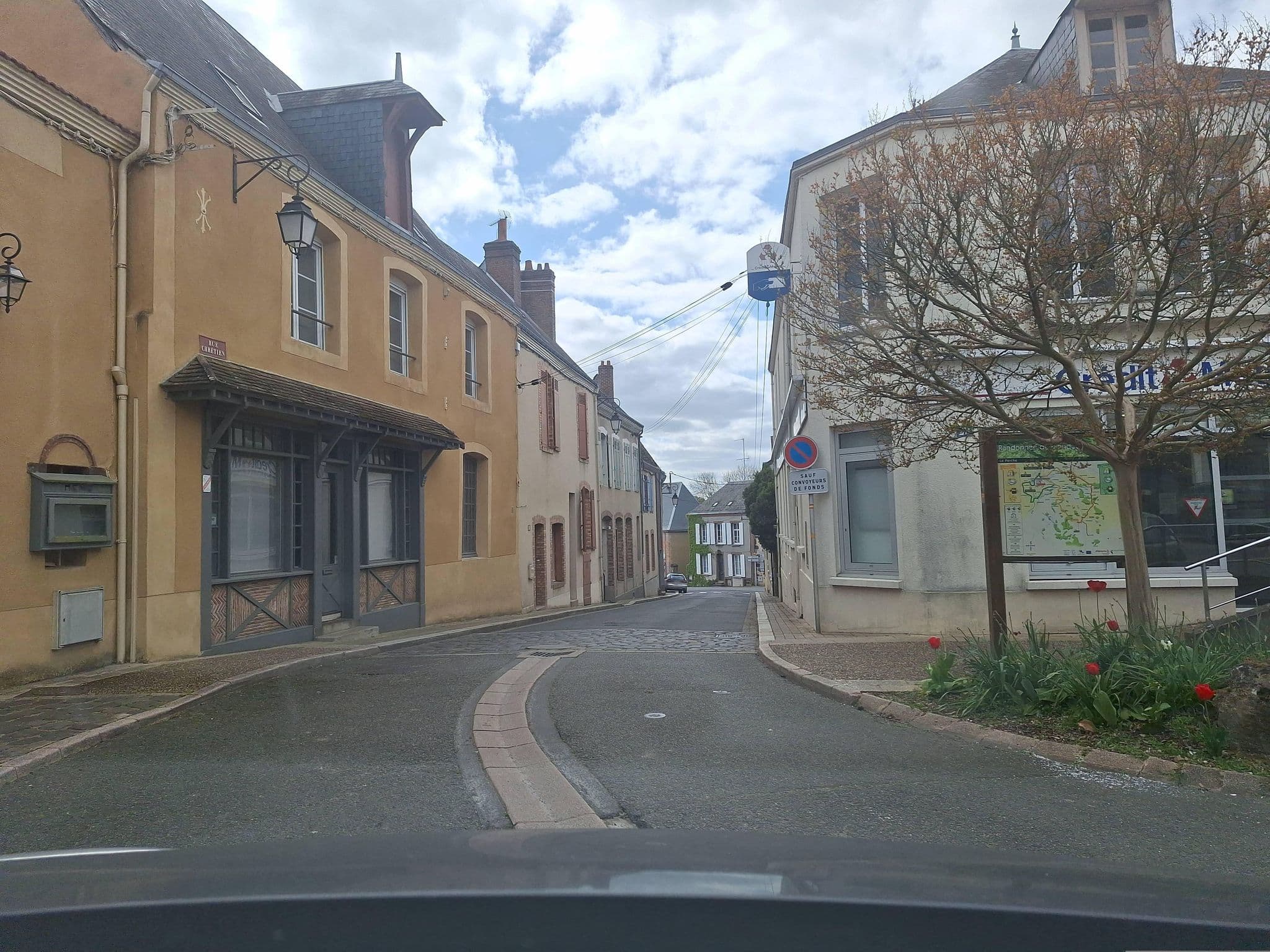 Street view near Grand Monarque Mondoubleau, Mondoubleau — © lluc (CC BY-SA · Mapillary)