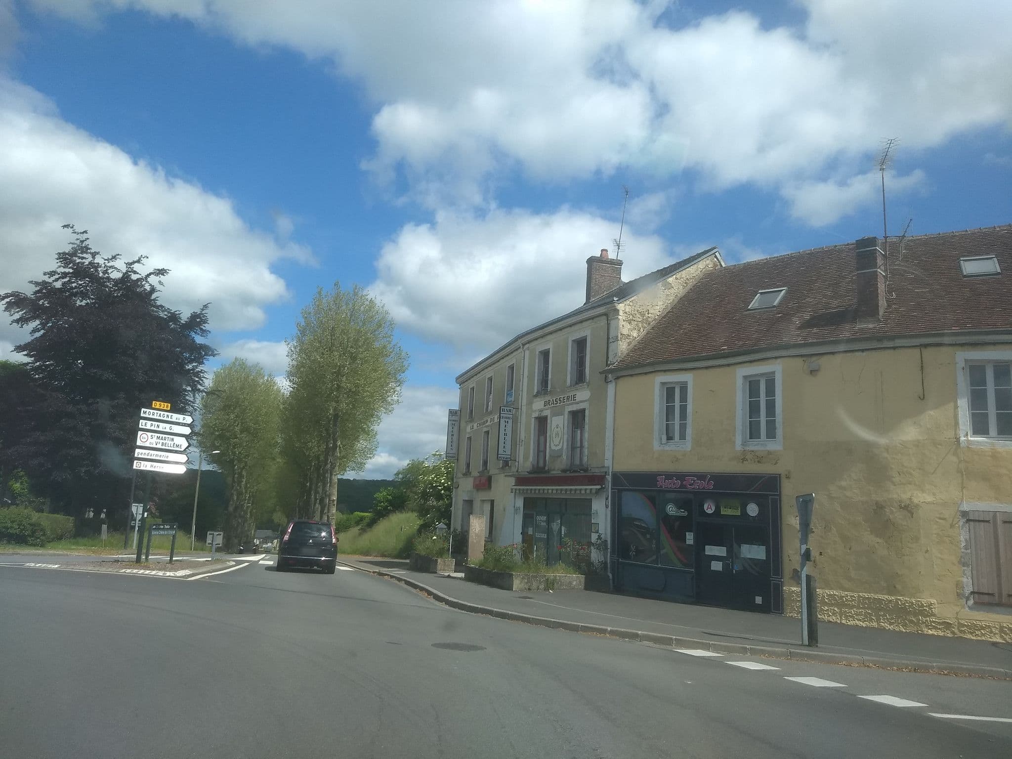 Street view near Le Champ de Foire, Bellême — © kritic (CC BY-SA · Mapillary)