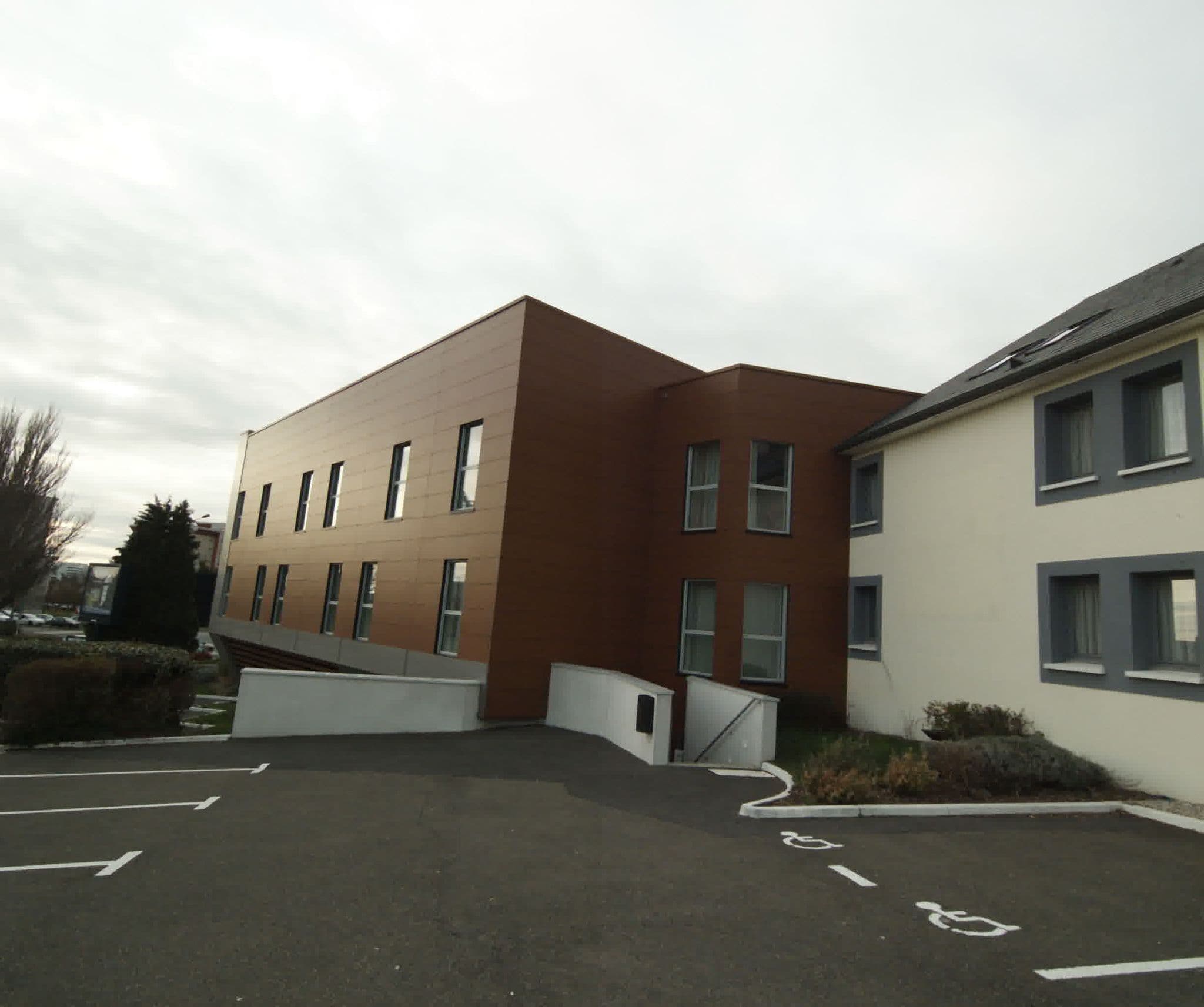 Street view near Kyriad Le Mans Est, Le Mans — © sogefi (CC BY-SA · Mapillary)