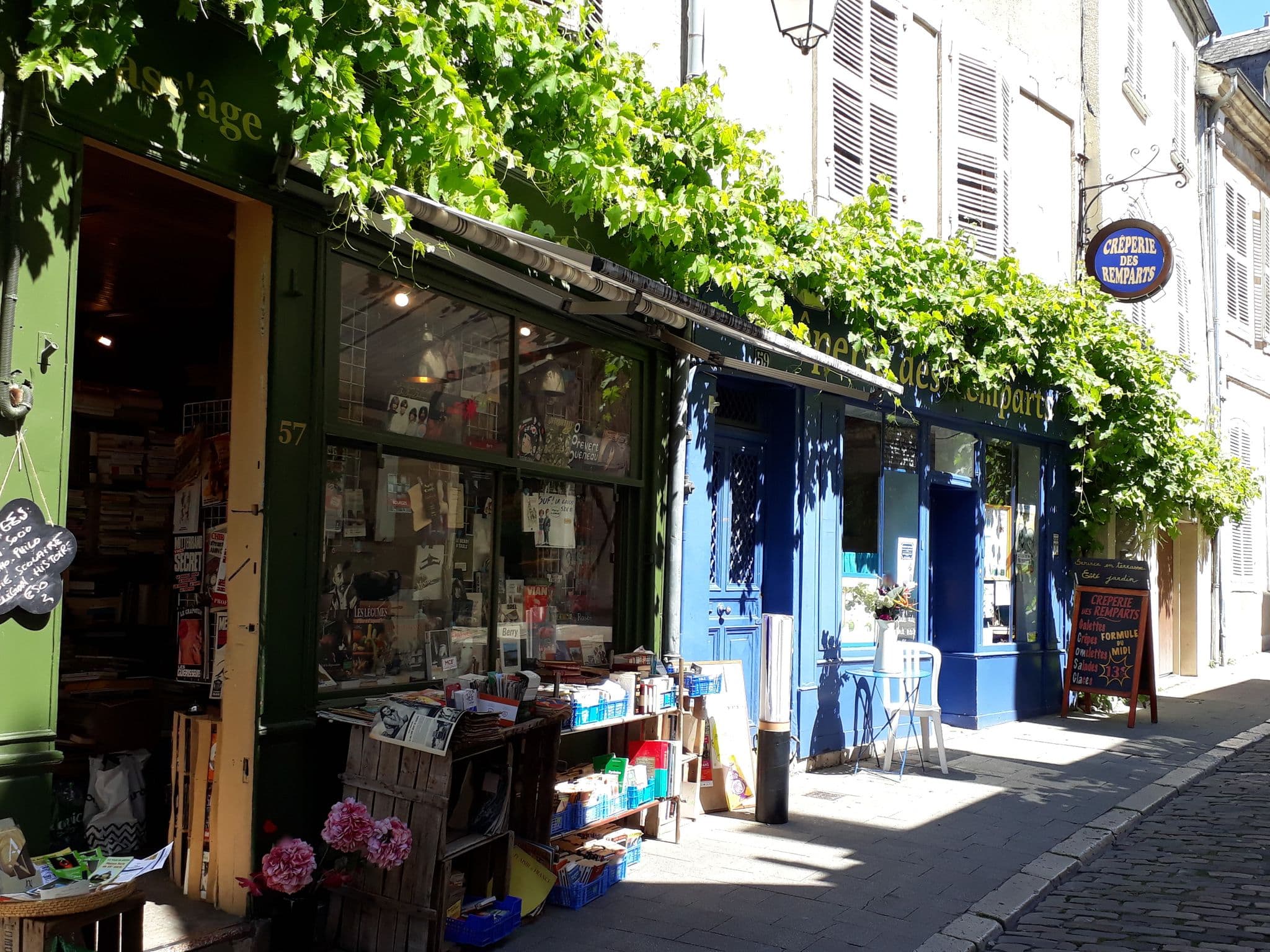 Street view near The Red Hats, Bourges — © df45 (CC BY-SA · Mapillary)
