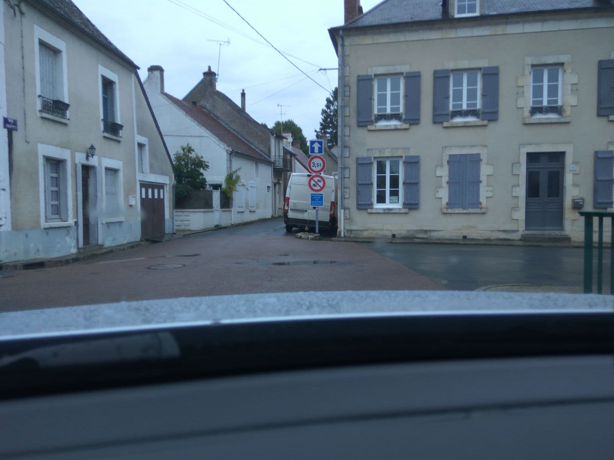 Street view near Le Verger Fleuri, Saint-Satur — © amazone (CC BY-SA · Mapillary)