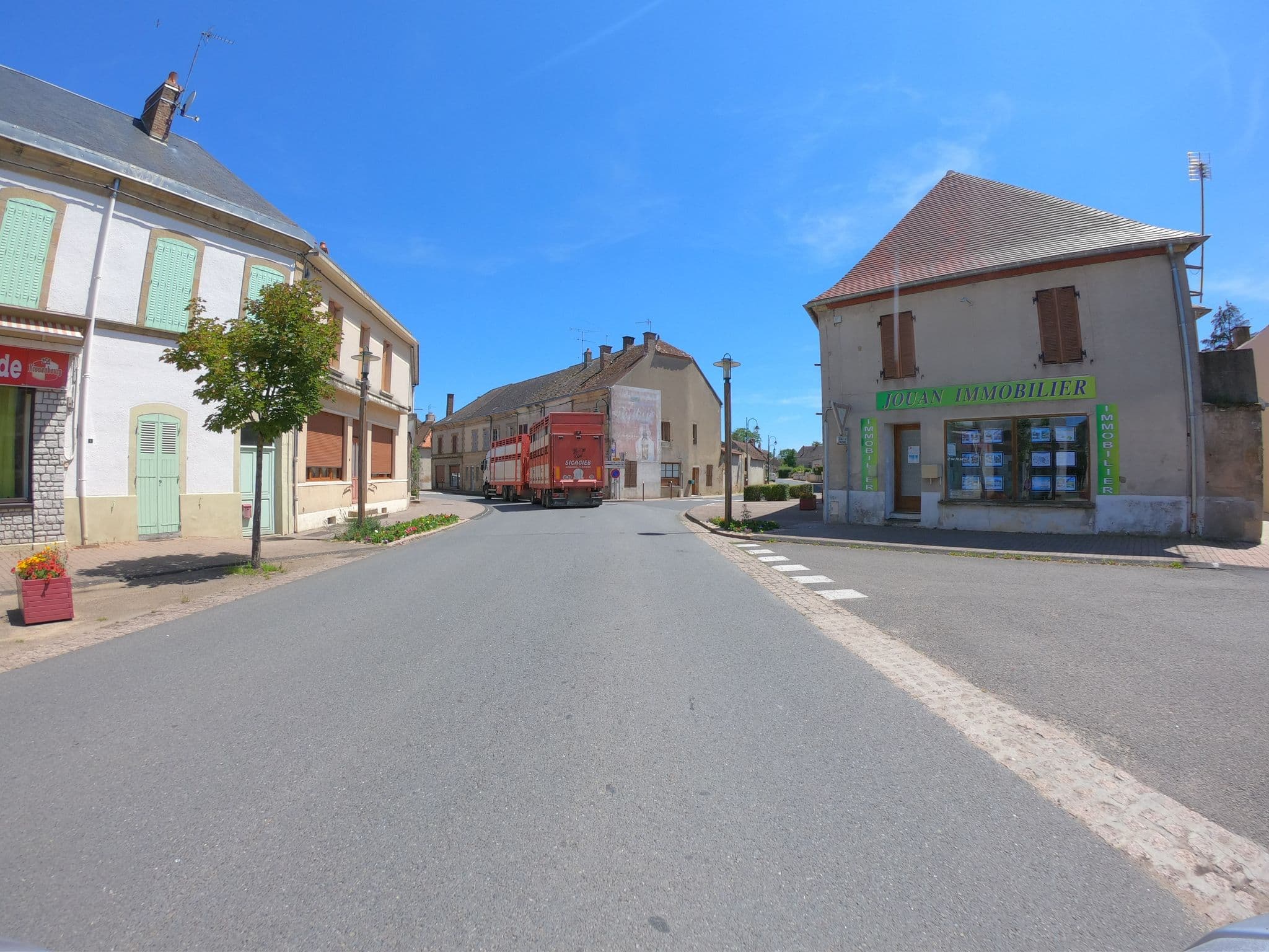 Street view near La Taverne, Bourbon-l'Archambault — © joostjakob (CC BY-SA · Mapillary)