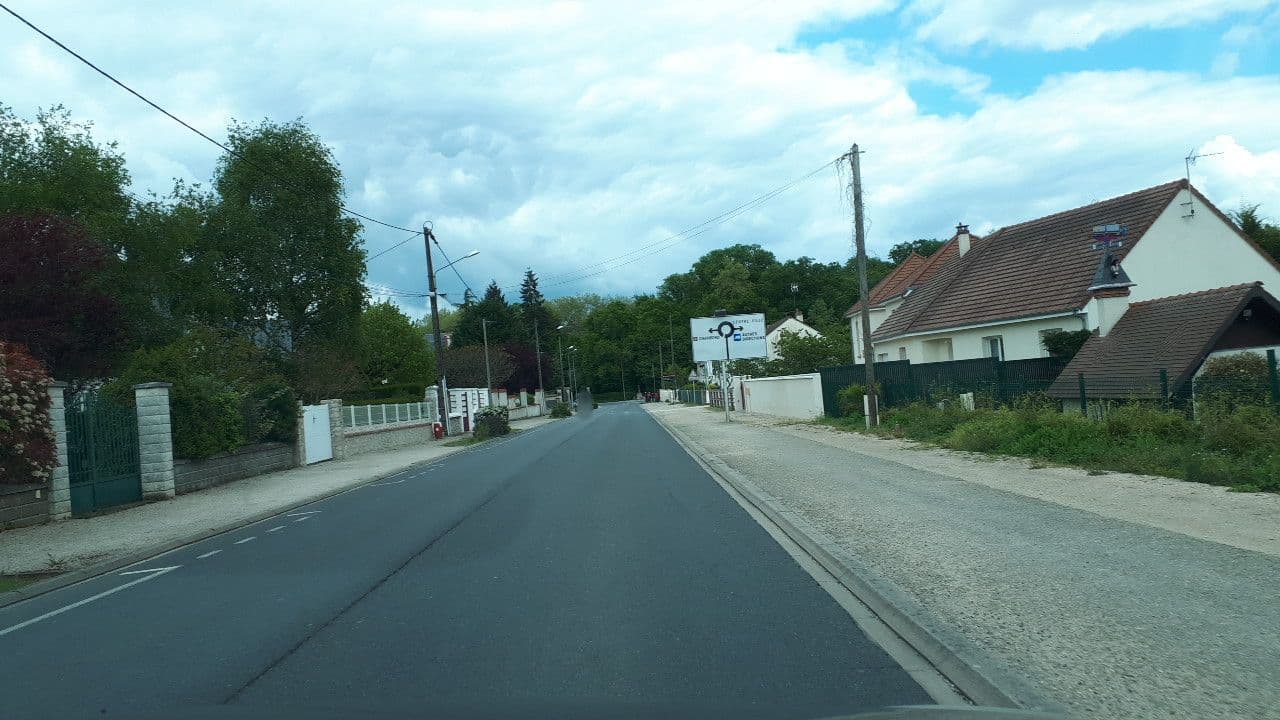 Street view near L'oree Des Chateaux, Bracieux — © lluc (CC BY-SA · Mapillary)
