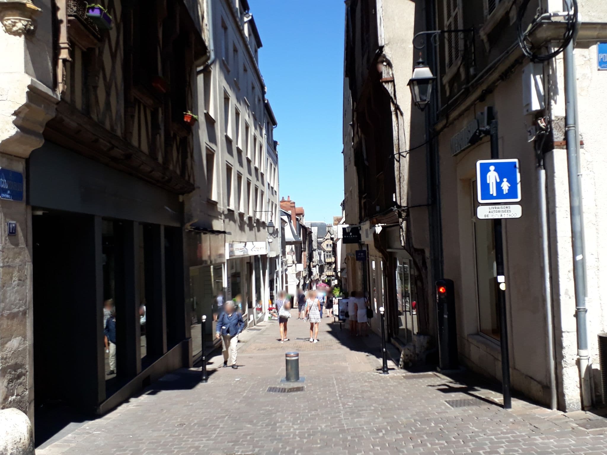 Street view near L'Appartement de la Maison du Théatre Saint Bonnet, Bourges — © df45 (CC BY-SA · Mapillary)