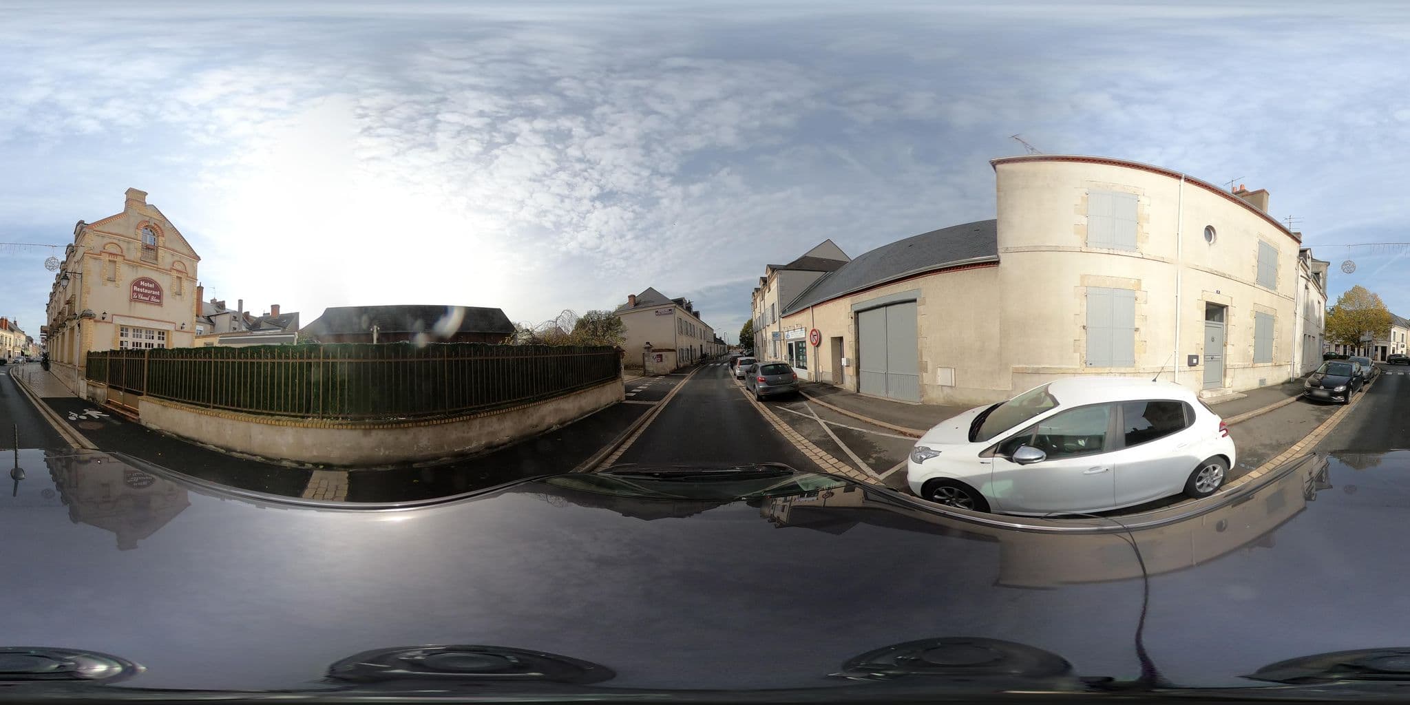 Street view near Hotel Du Cheval Blanc, Jargeau — © u4y0u (CC BY-SA · Mapillary)