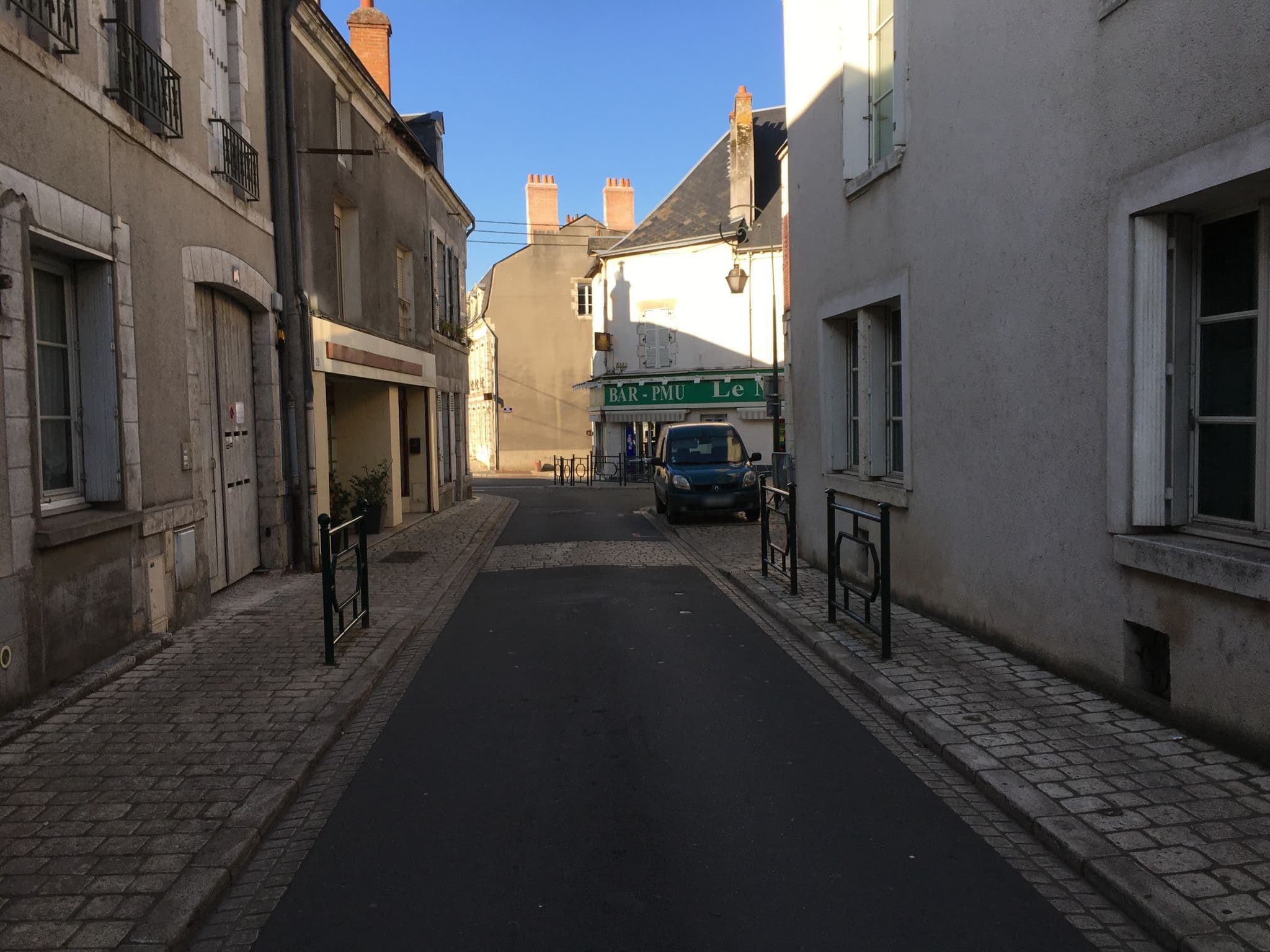 Street view near Hostellerie de l'Ecu de Bretagne, Beaugency — © df45 (CC BY-SA · Mapillary)