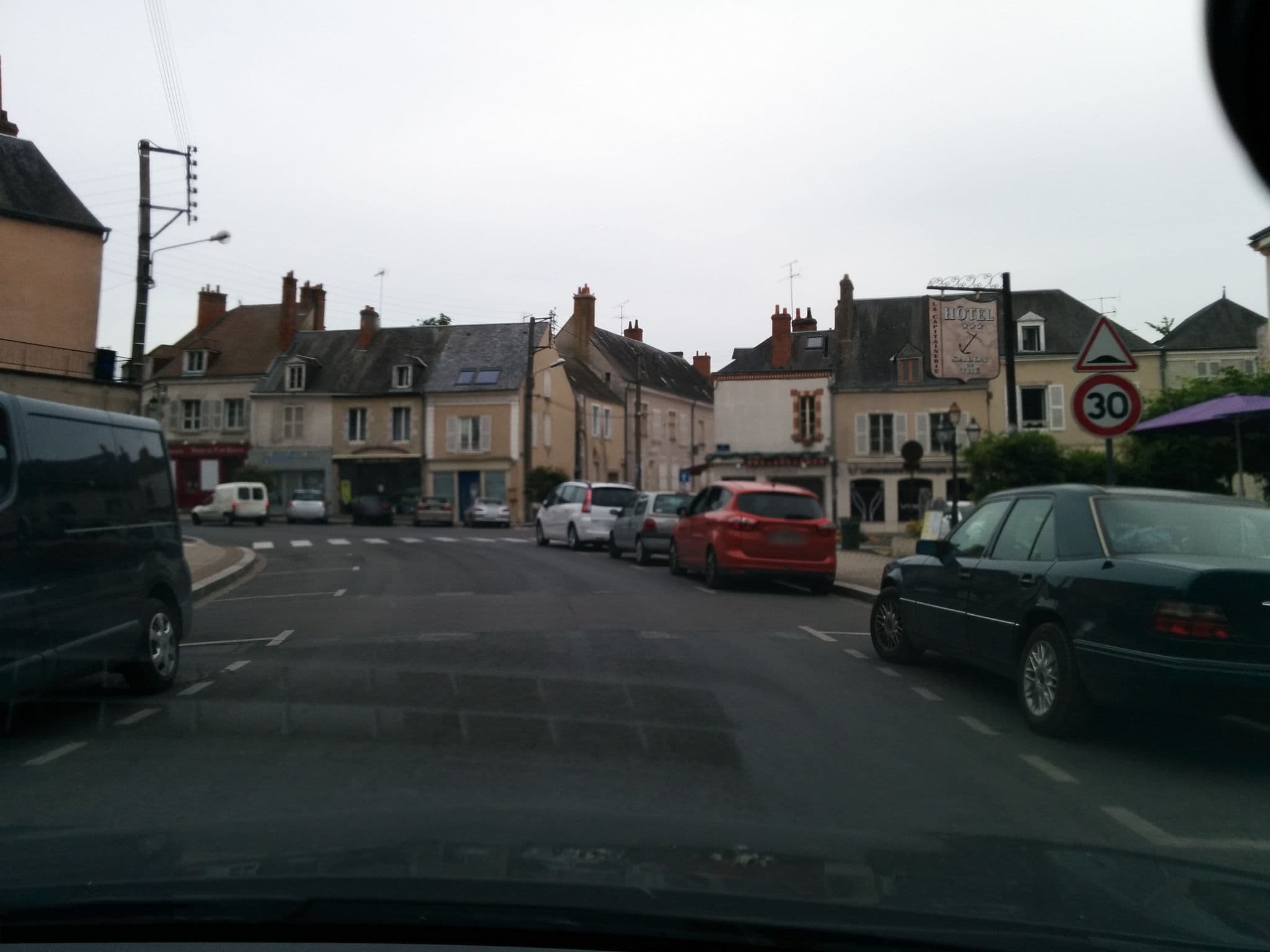 Street view near Hotel La Capitainerie, Châteauneuf-sur-Loire — © moktarama (CC BY-SA · Mapillary)