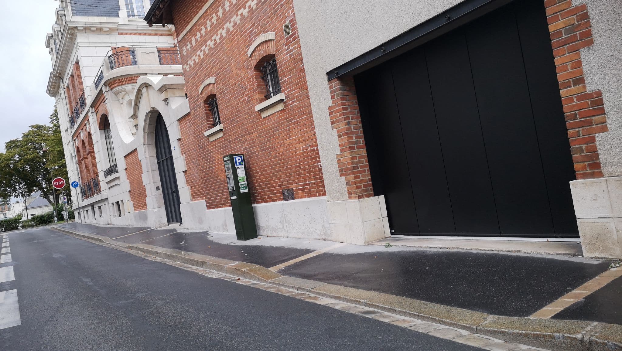 Street view near La Vieille Réparée, Orléans — © u4y0u (CC BY-SA · Mapillary)