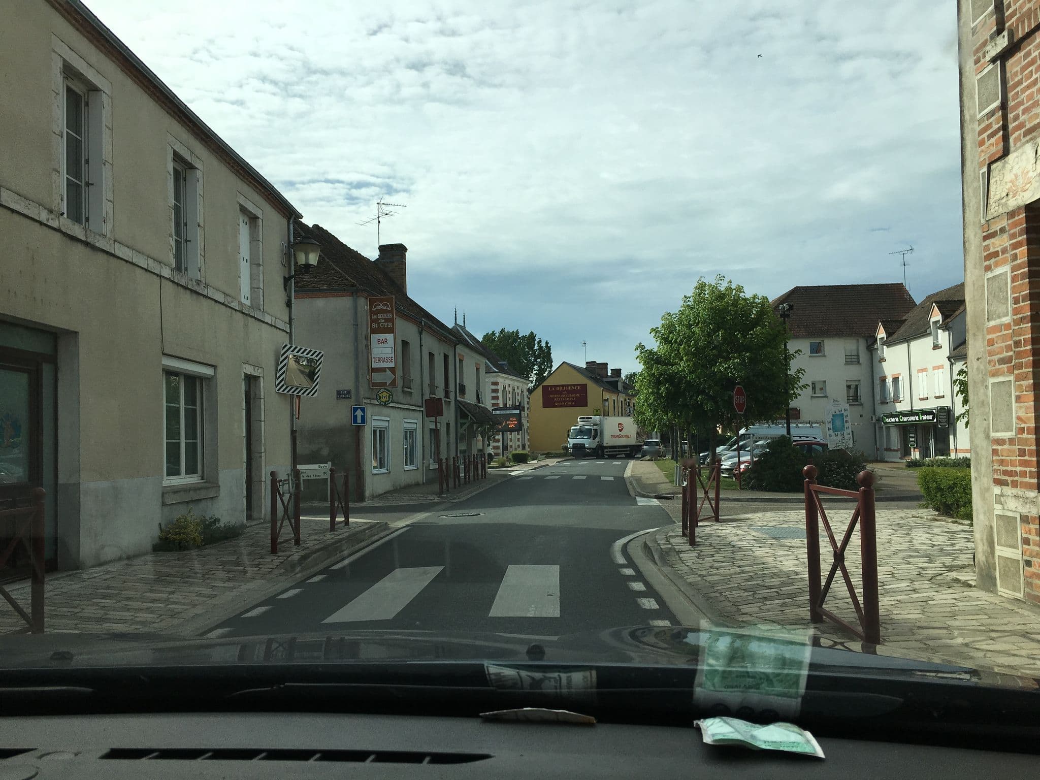 Street view near Les Écuries de Saint-Cyr, Dhuizon — © df45 (CC BY-SA · Mapillary)