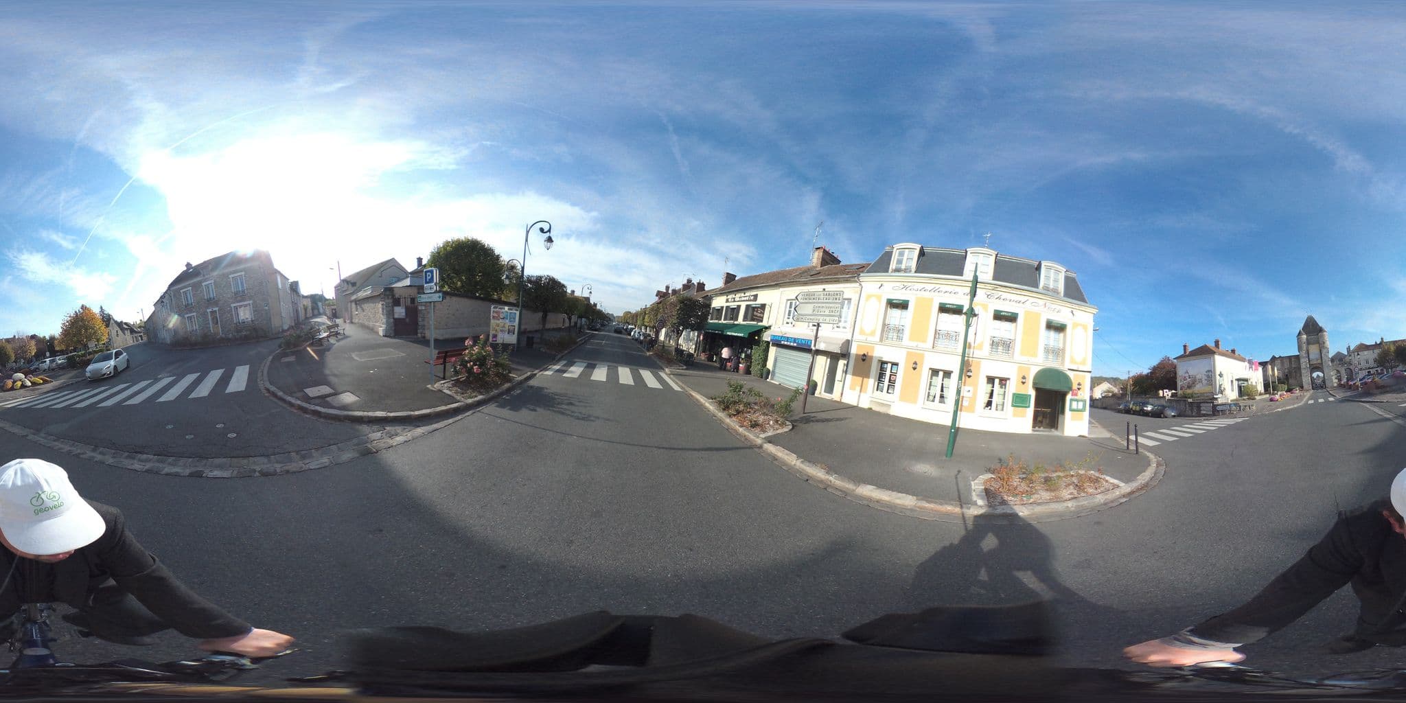 Street view near Châteaux Demeures Hôtels le Cheval Noir, Moret-sur-Loing — © geovelo (CC BY-SA · Mapillary)