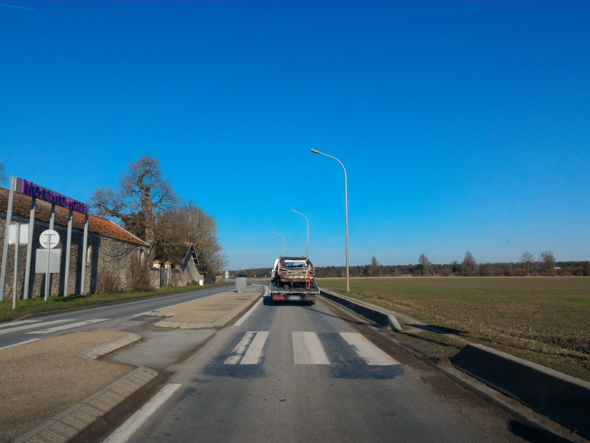 Street view near Hôtel Mercure Paris Sud Parc du Coudray, Le Coudray-Montceaux — © fgouget (CC BY-SA · Mapillary)