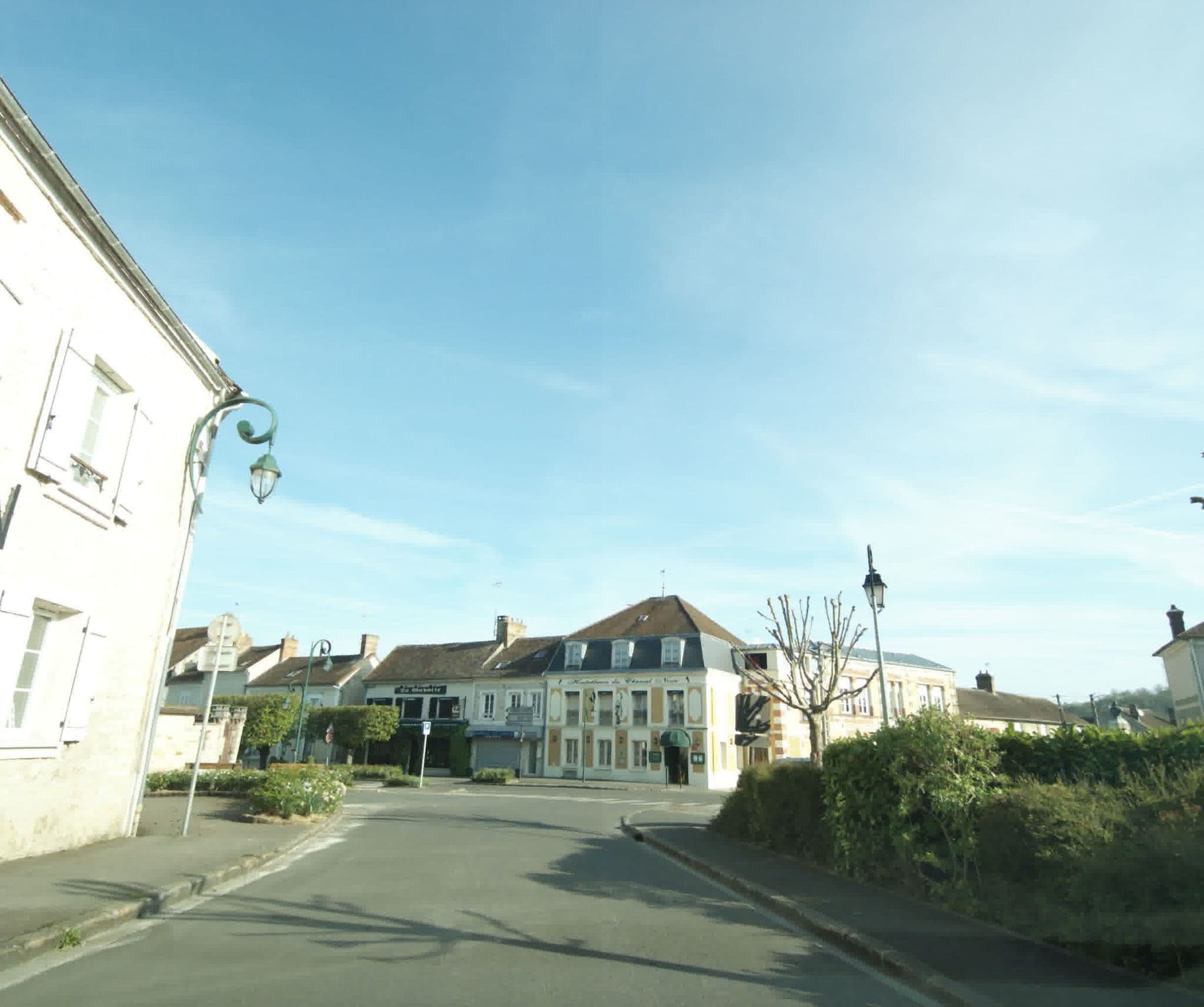 Street view near Hostellerie du Cheval Noir, Moret-sur-Loing — © sogefi (CC BY-SA · Mapillary)
