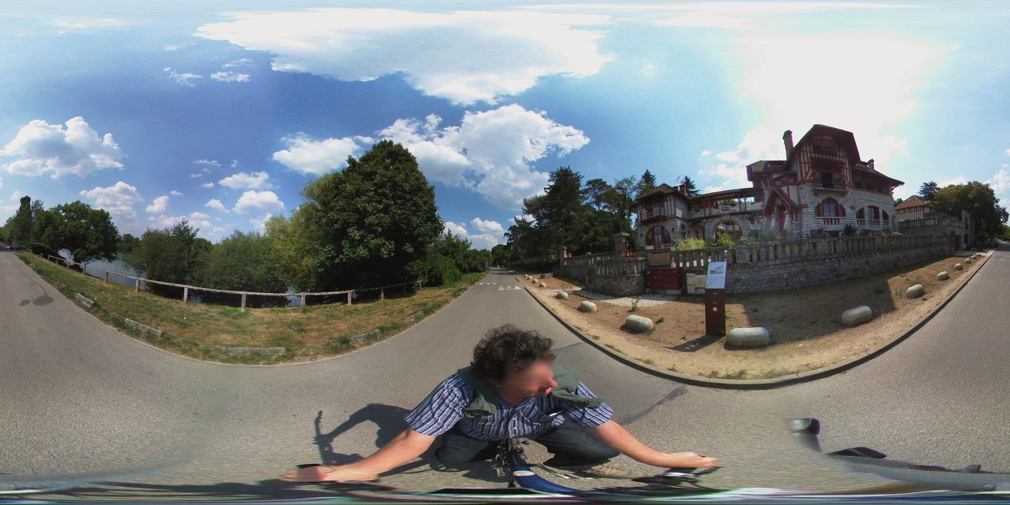 Street view near Domaine de Chantemerles, Chartrettes — © geovelo (CC BY-SA · Mapillary)