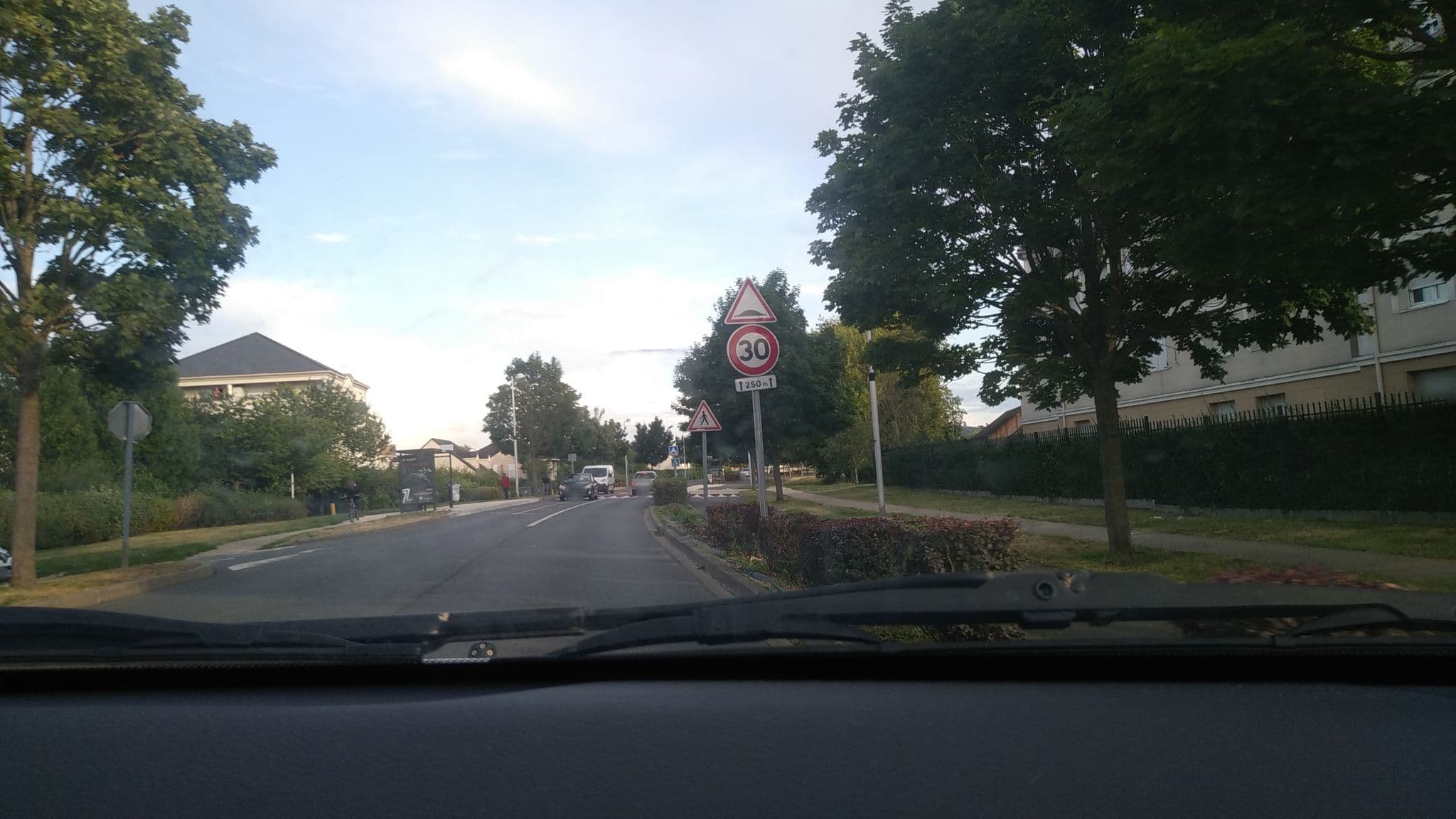 Street view near Résidence étudiante LOGIFAC Colombier, Lieusaint — © aimeesama (CC BY-SA · Mapillary)