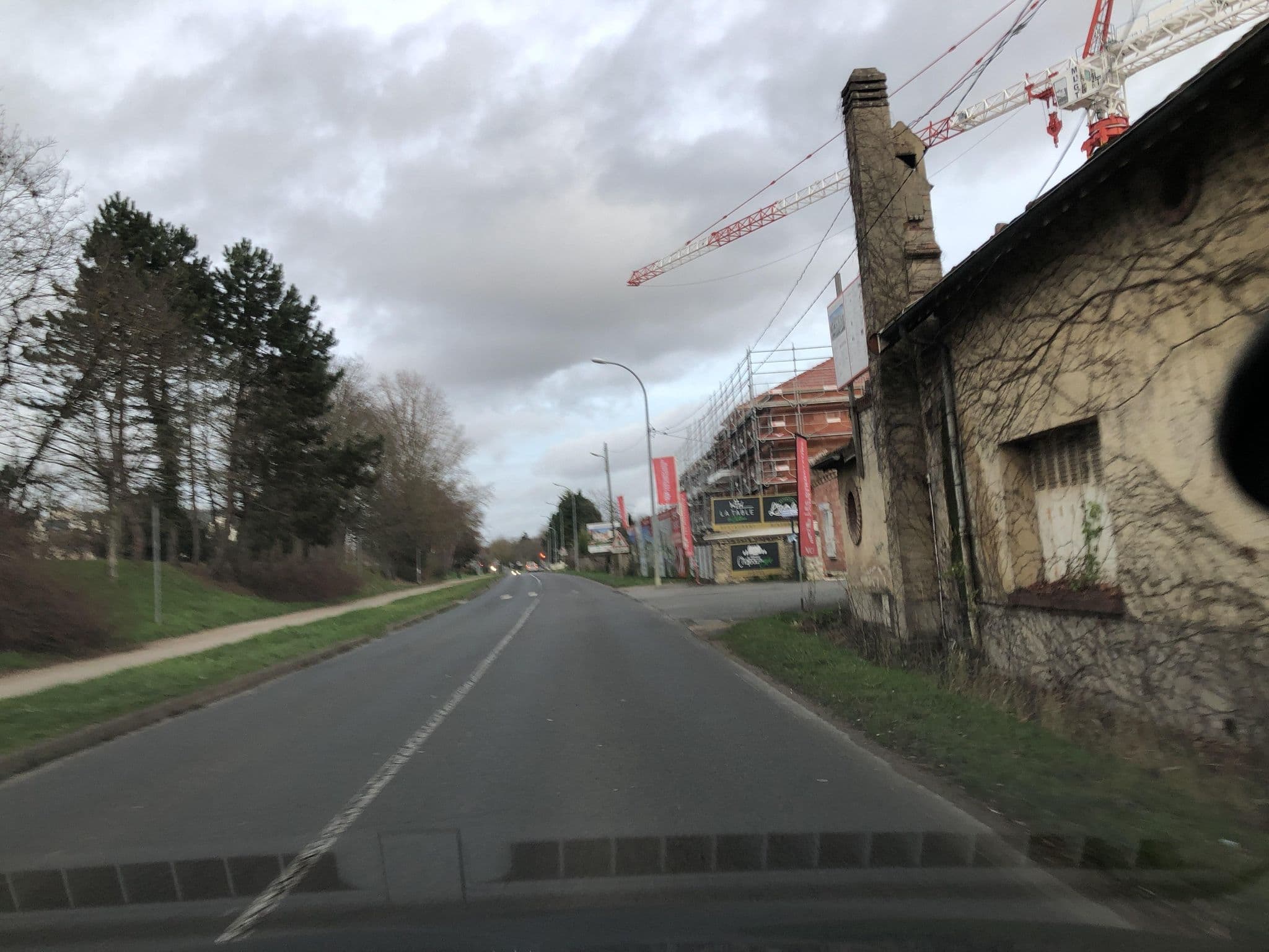 Street view near Résidence Château du Mée, Le Mée-sur-Seine — © jerome92370 (CC BY-SA · Mapillary)