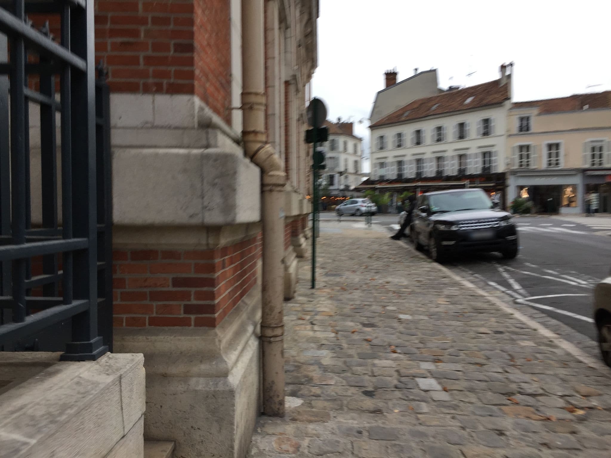 Street view near Hôtel de la Chancellerie, Fontainebleau — © postgelb (CC BY-SA · Mapillary)