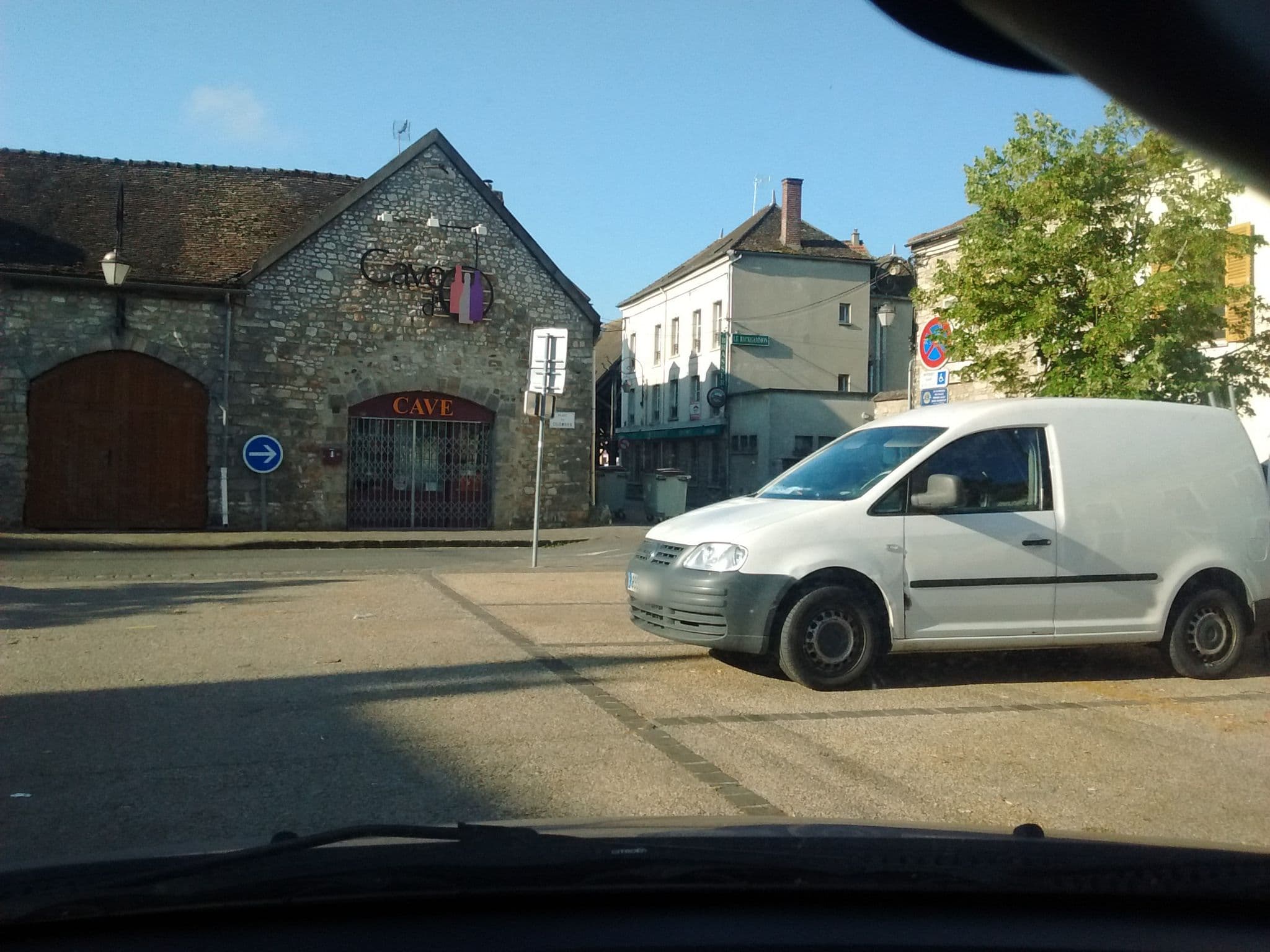 Street view near Joli Studio Plein Centre de Milly la Forêt, Milly-la-Forêt — © inscannable (CC BY-SA · Mapillary)