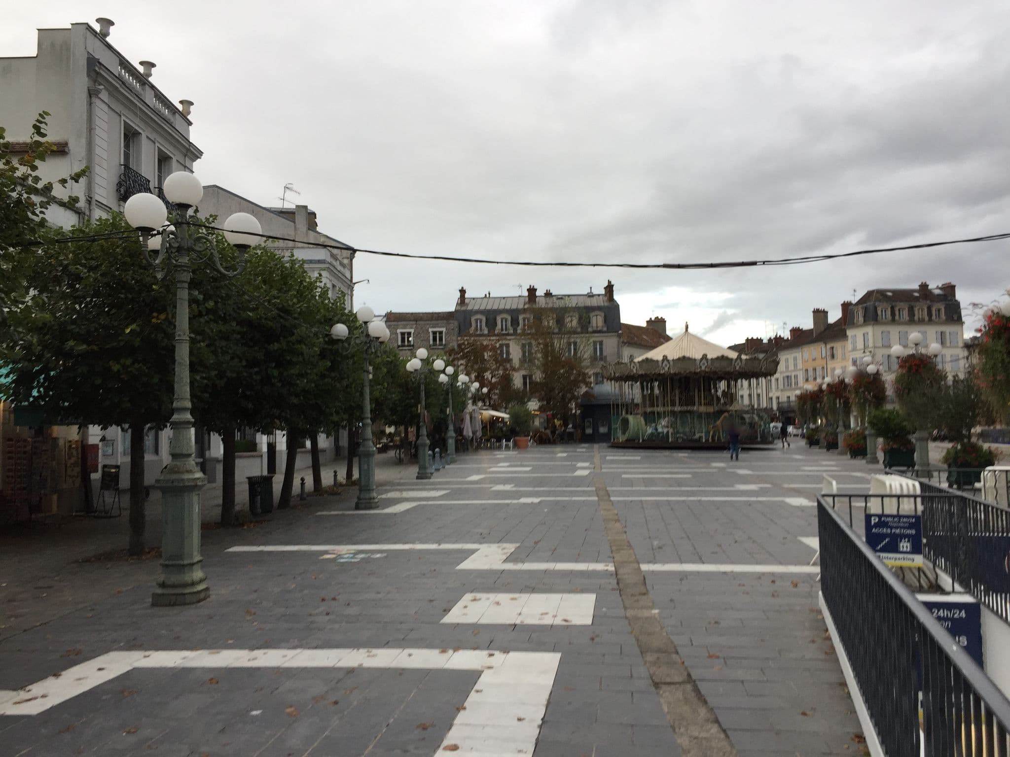 Street view near Le Palais de l'Aigle, Fontainebleau — © postgelb (CC BY-SA · Mapillary)