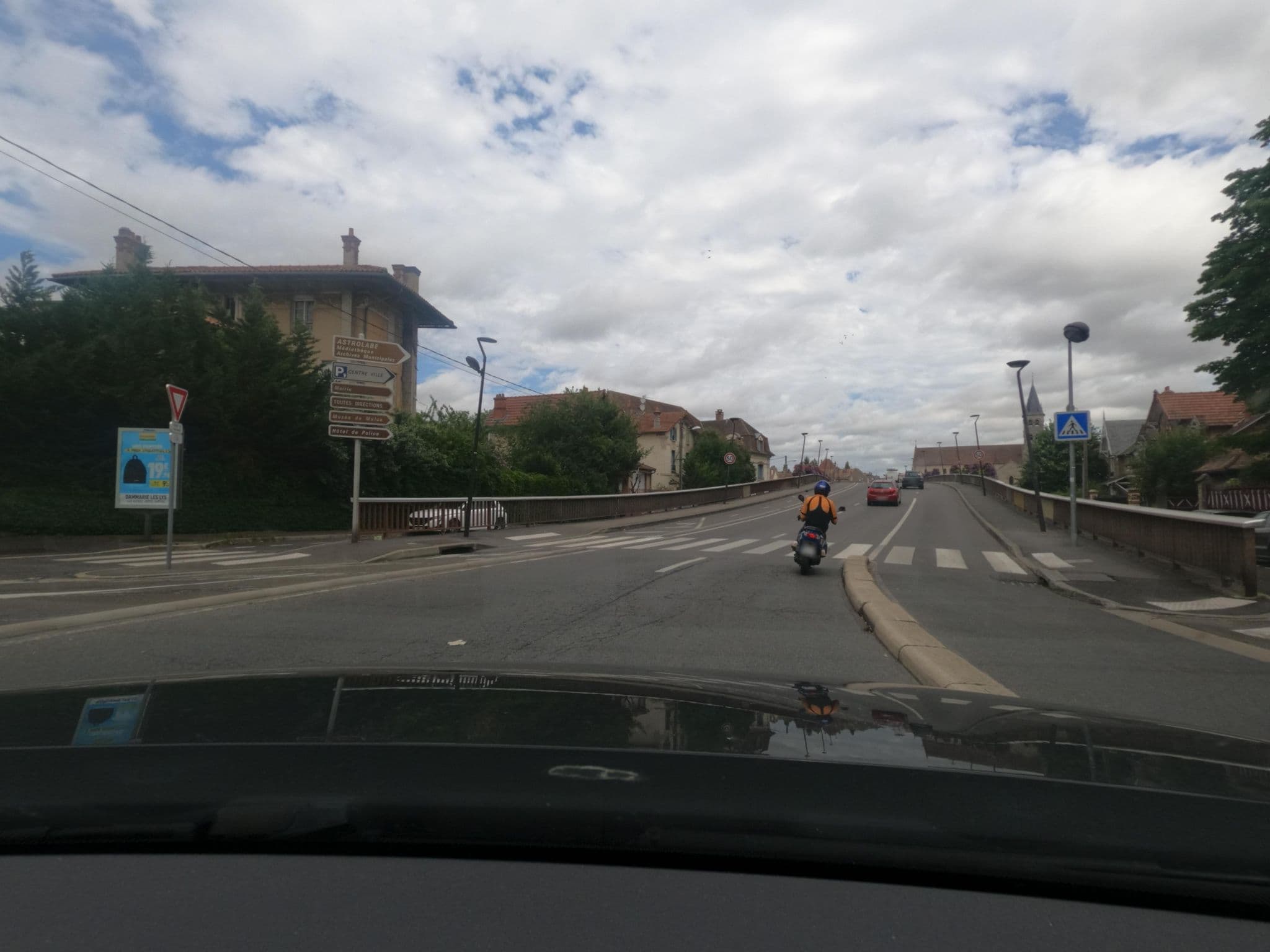 Street view near Appartement A Louer Vue sur Seine, Melun — © uwekoch (CC BY-SA · Mapillary)
