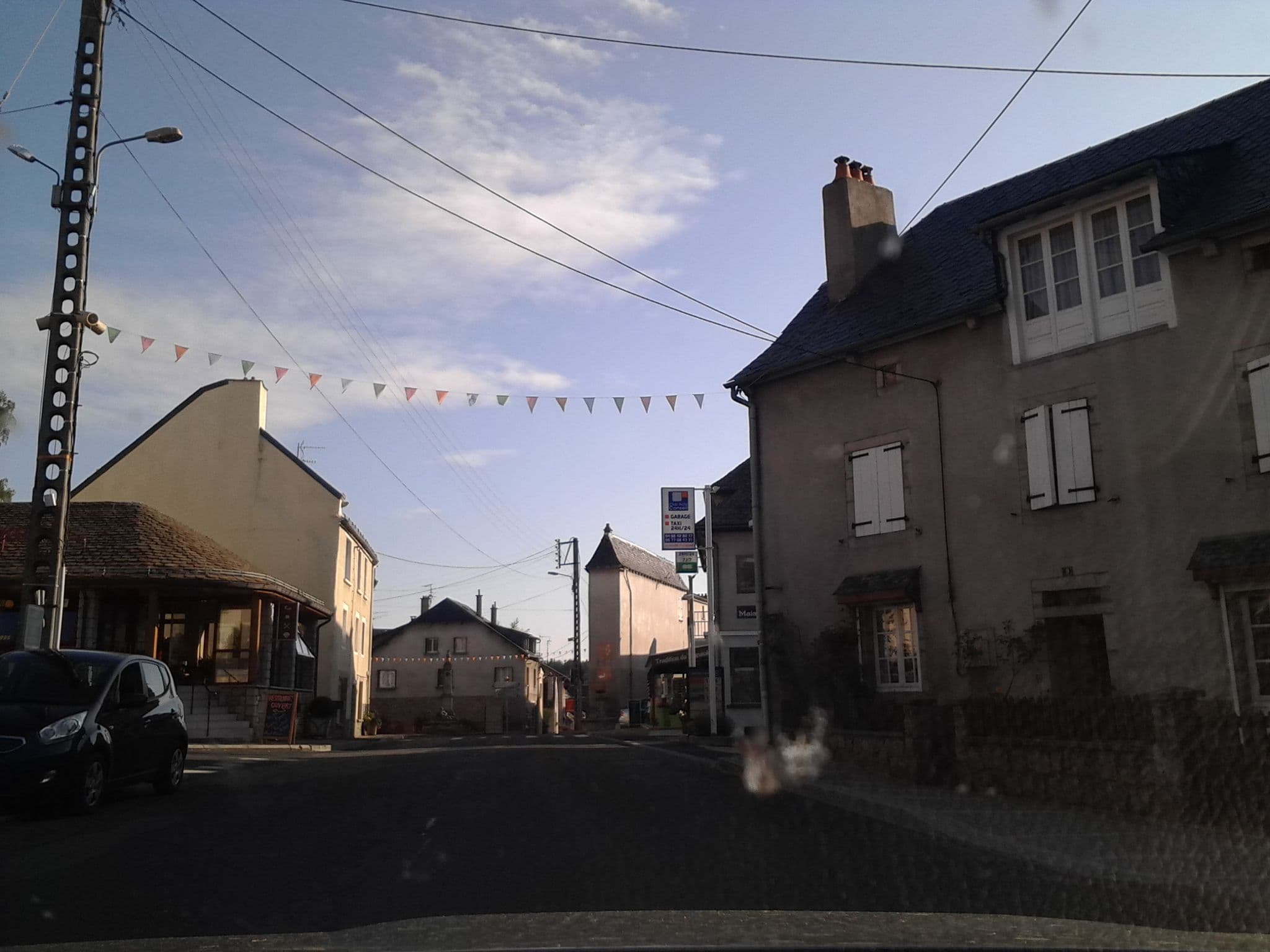 Street view near Gîte Chemin-Faisant, Aumont-Aubrac — © apatookonpri (CC BY-SA · Mapillary)