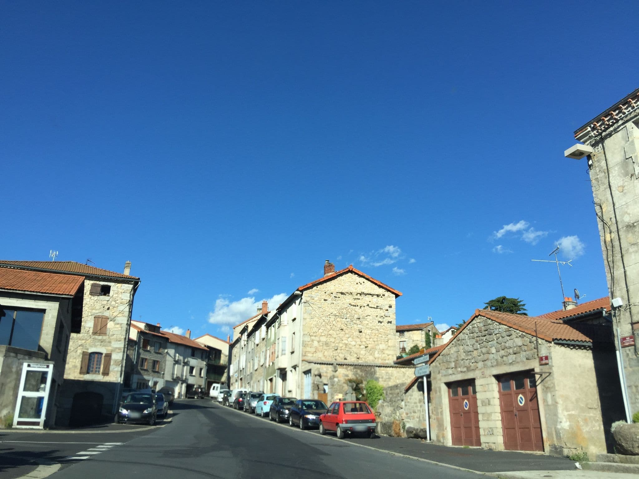Street view near La Dentelle du Camino, Saugues — © geraldchatagnon (CC BY-SA · Mapillary)