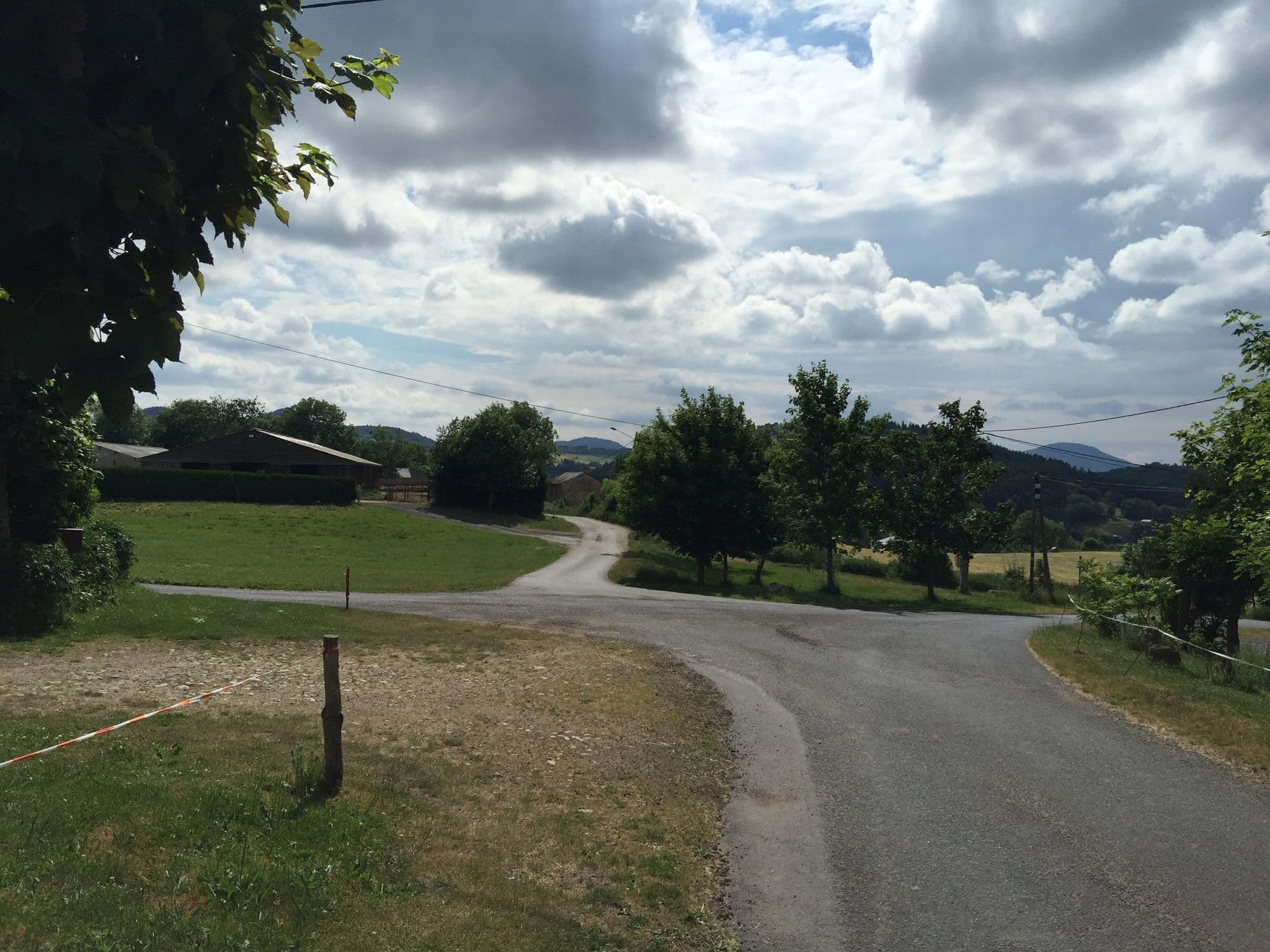Street view near Base de Loisirs du Neyrial, Yssingeaux — © geraldchatagnon (CC BY-SA · Mapillary)