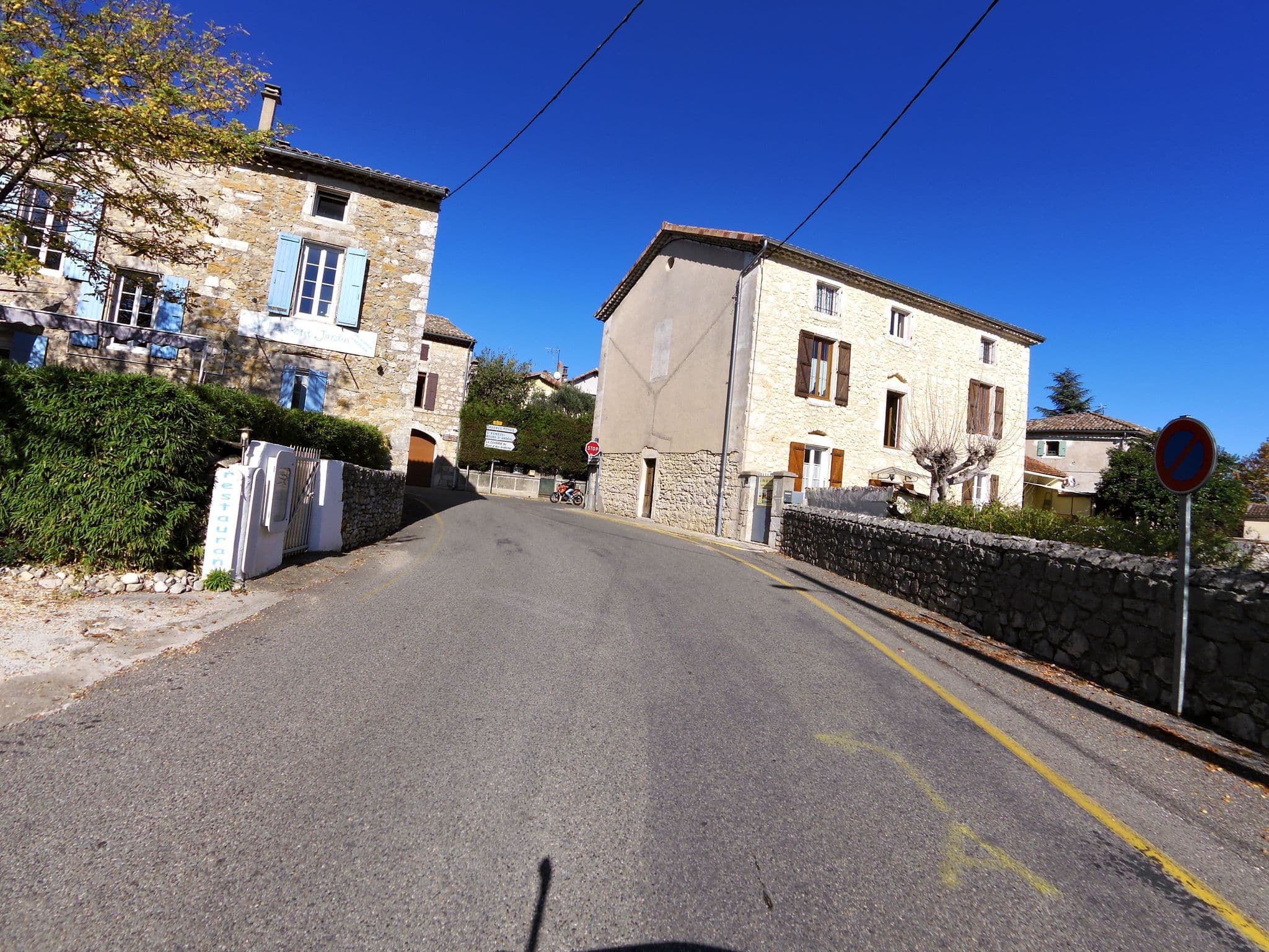 Street view near Le Mas des Arches, Vallon-Pont-d'Arc — © zors1843 (CC BY-SA · Mapillary)