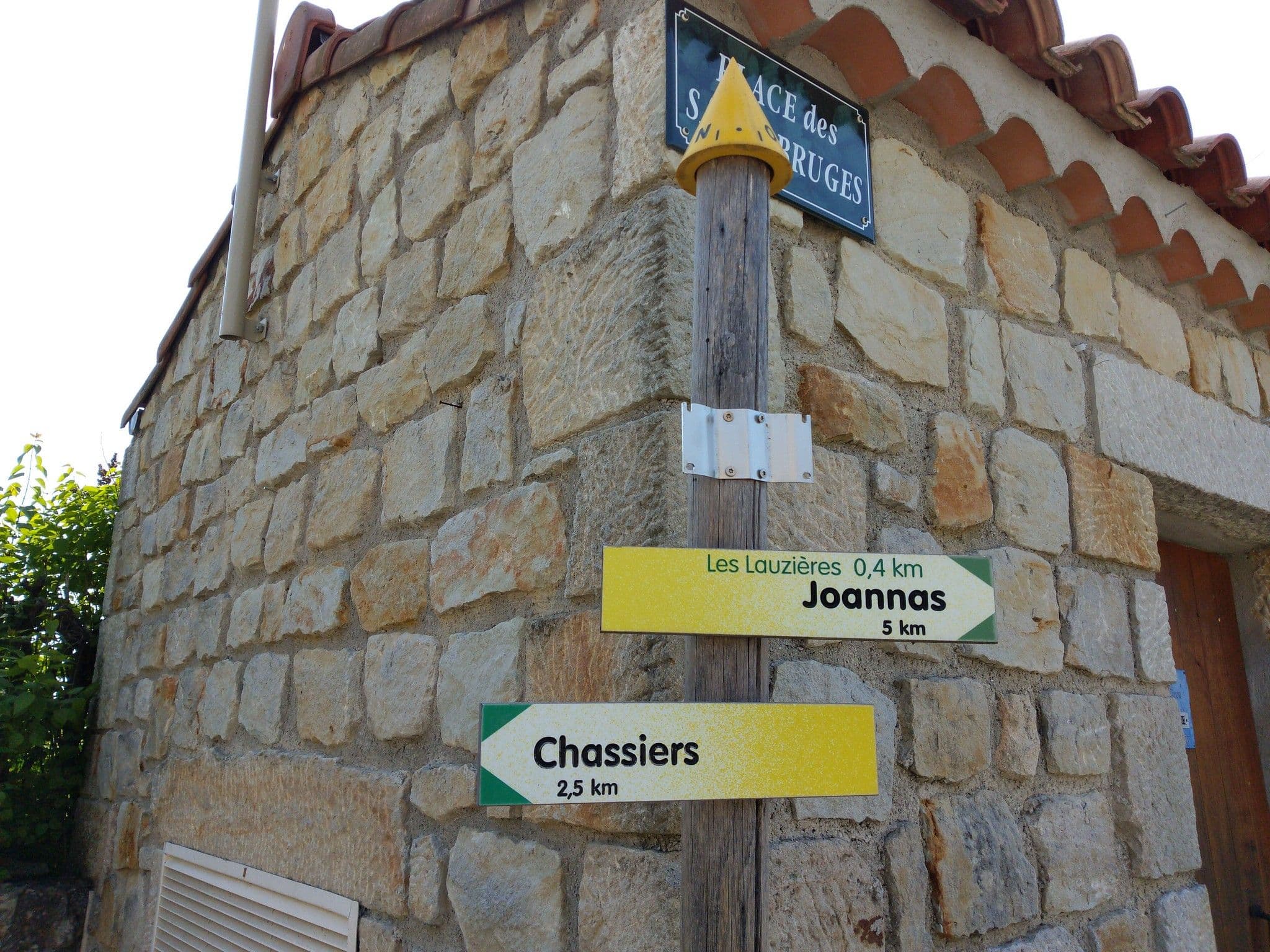 Street view near Les Lauzes, Largentière — © patchi (CC BY-SA · Mapillary)