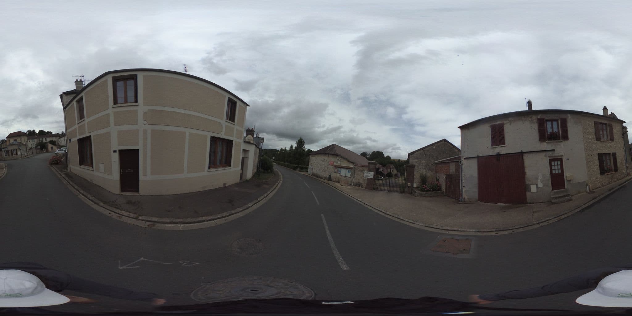 Street view near Le Domaine d'Athéna, Gasny — © geovelo (CC BY-SA · Mapillary)