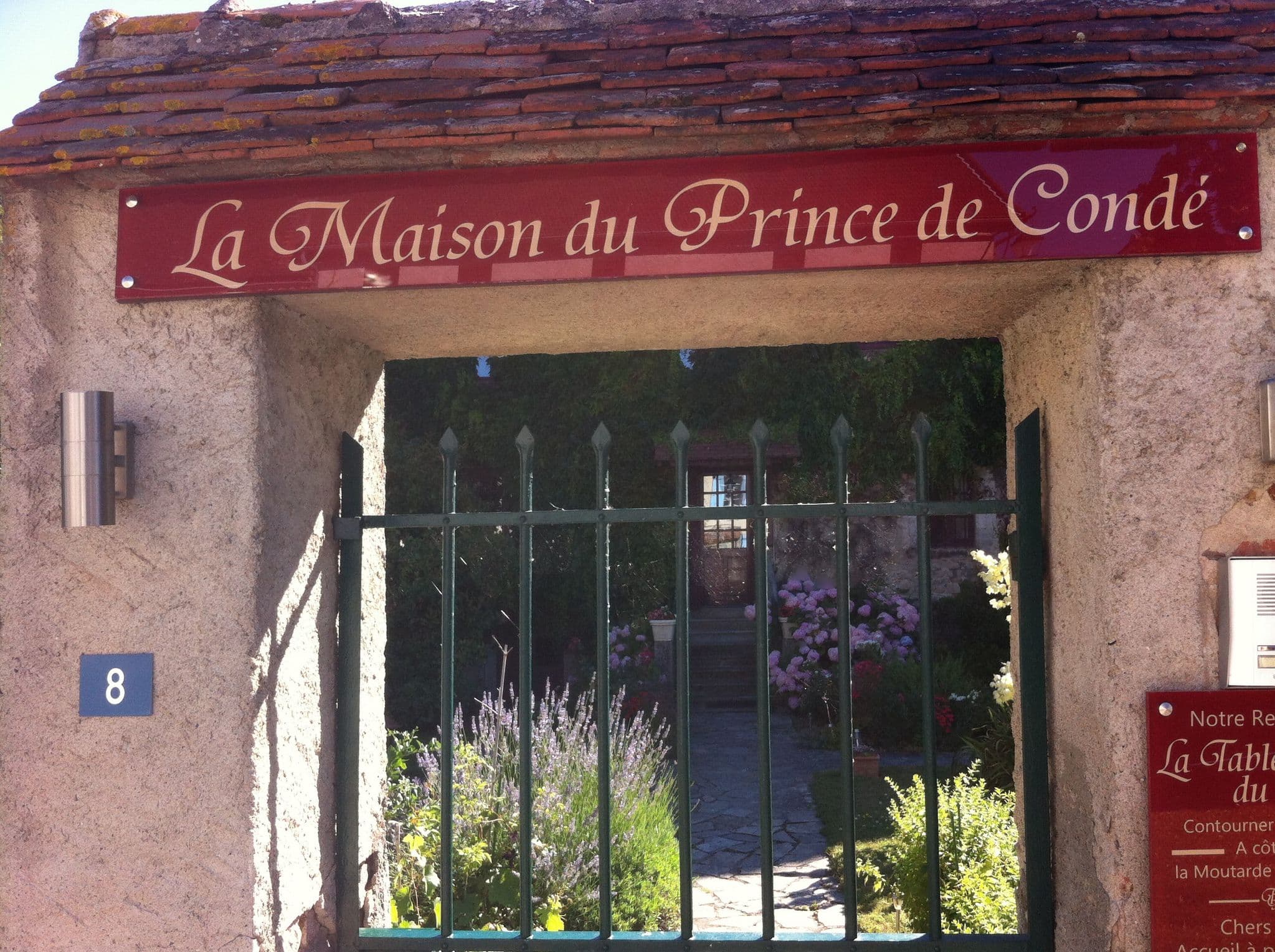 Street view near Maison De La Prince De Conde, Chantelle — © gabarot (CC BY-SA · Mapillary)
