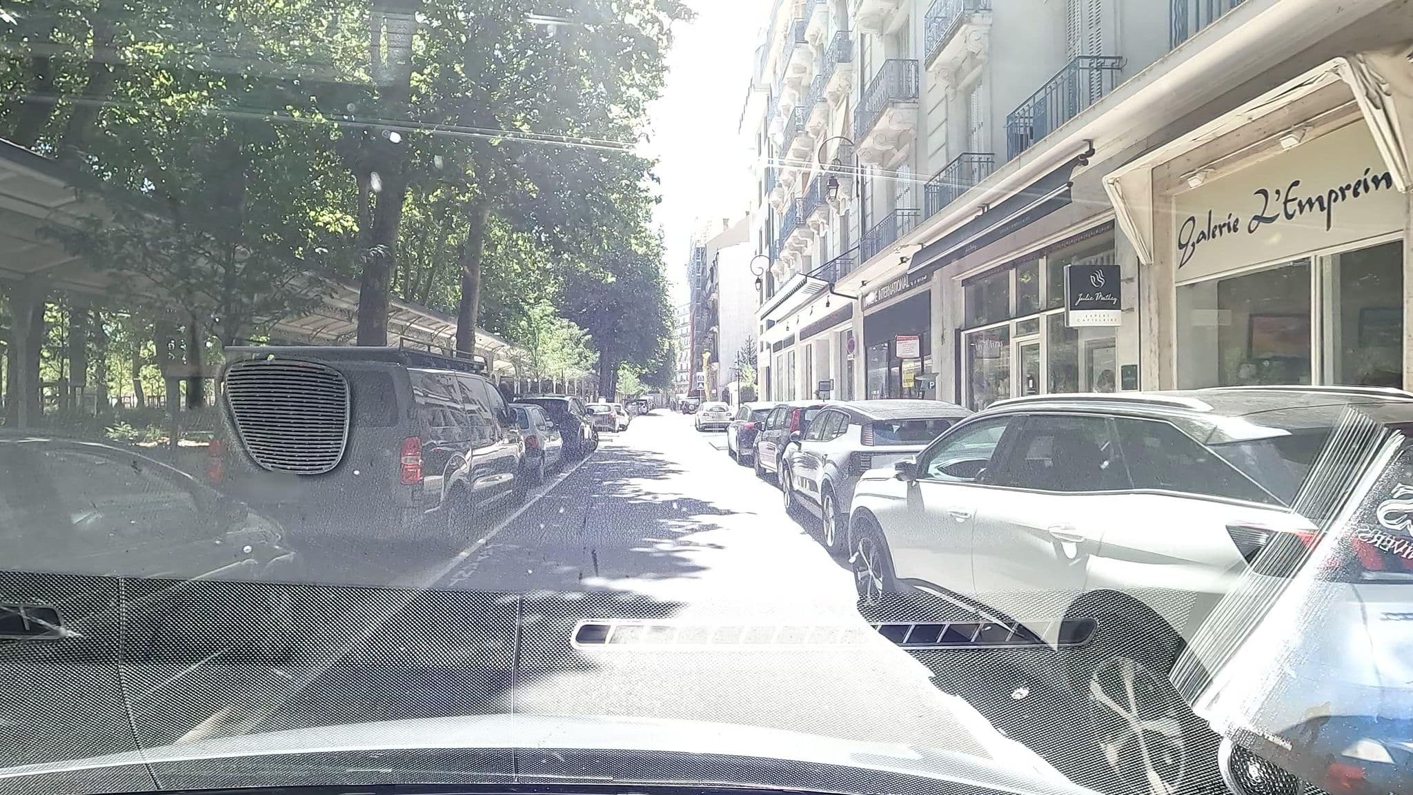 Street view near Institut du Parc, Vichy — © vinisa (CC BY-SA · Mapillary)