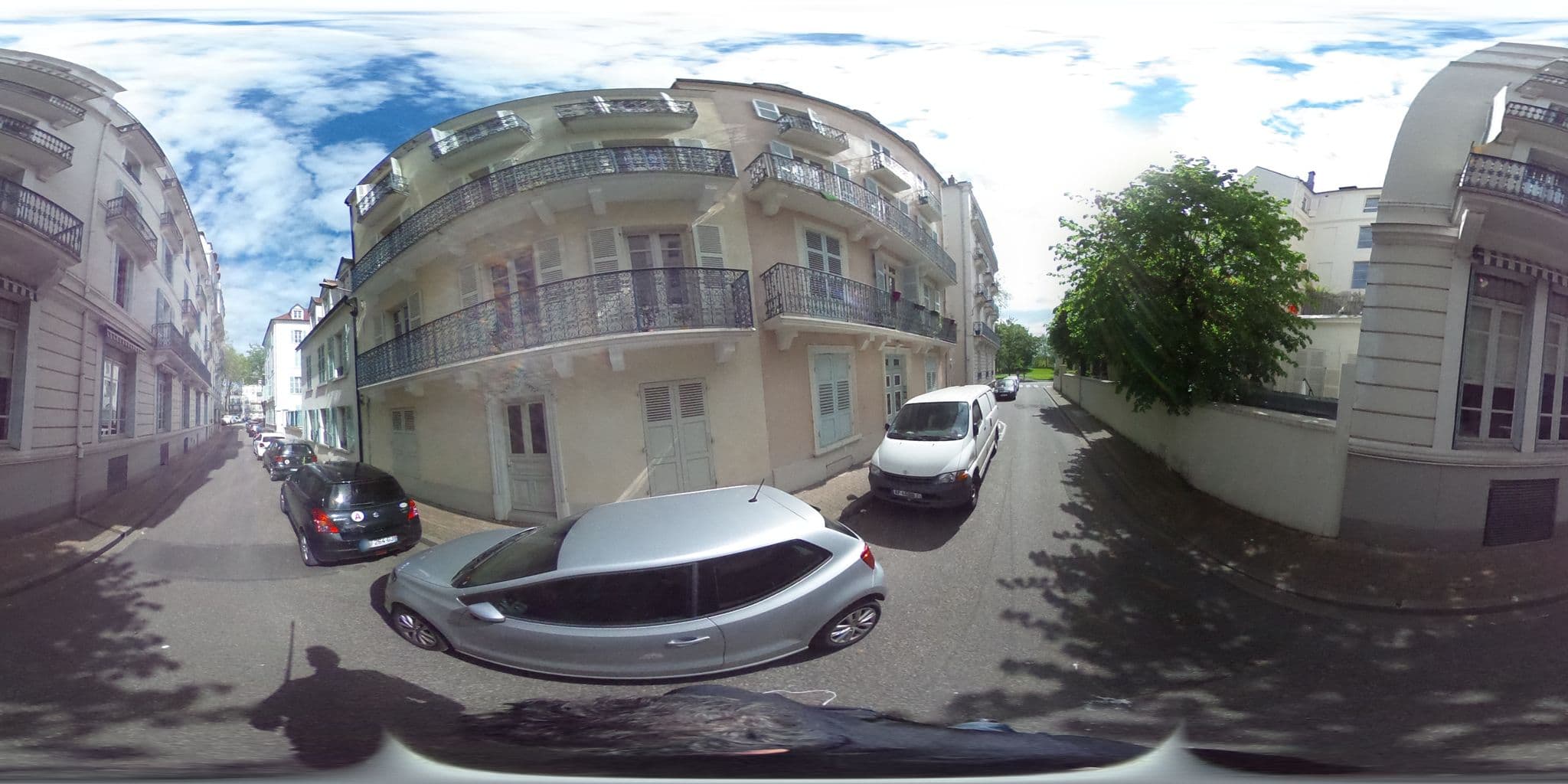 Street view near Les Nations Hotel Vichy, Vichy — © zimmy (CC BY-SA · Mapillary)
