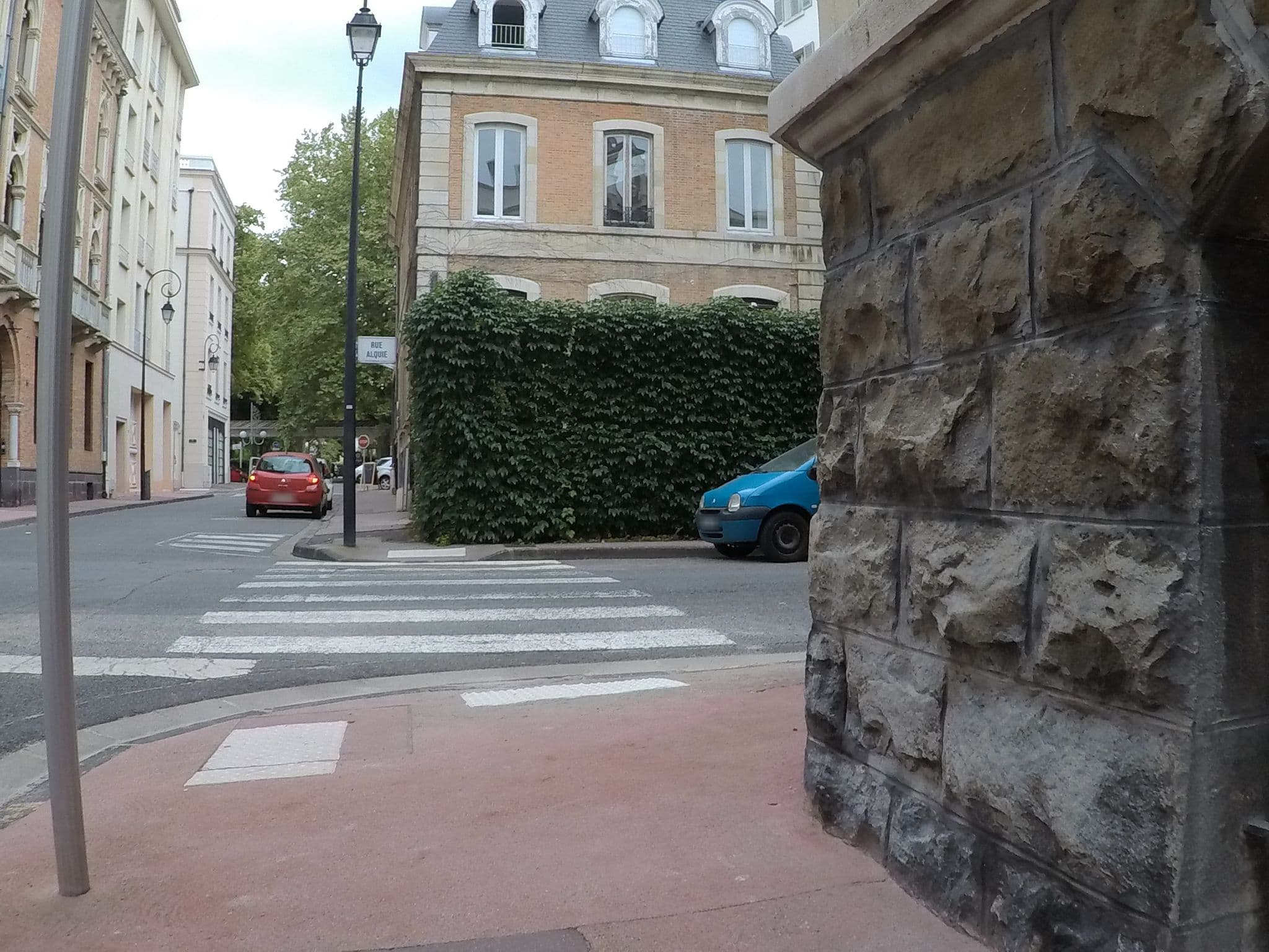 Street view near Le Lutetia, Vichy — © xdu (CC BY-SA · Mapillary)