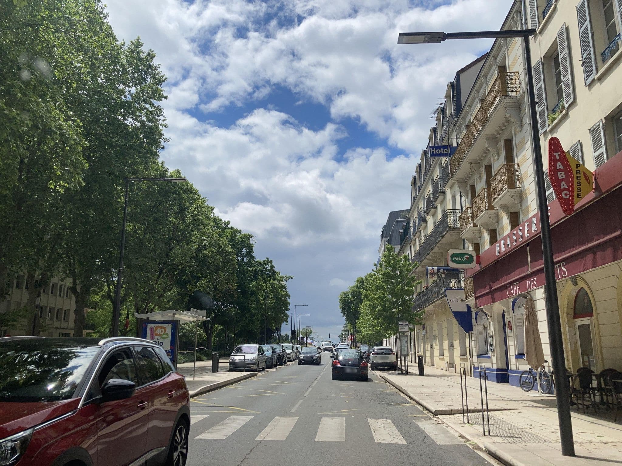 Street view near Castel Louis, Vichy — © tasmaniadevil (CC BY-SA · Mapillary)
