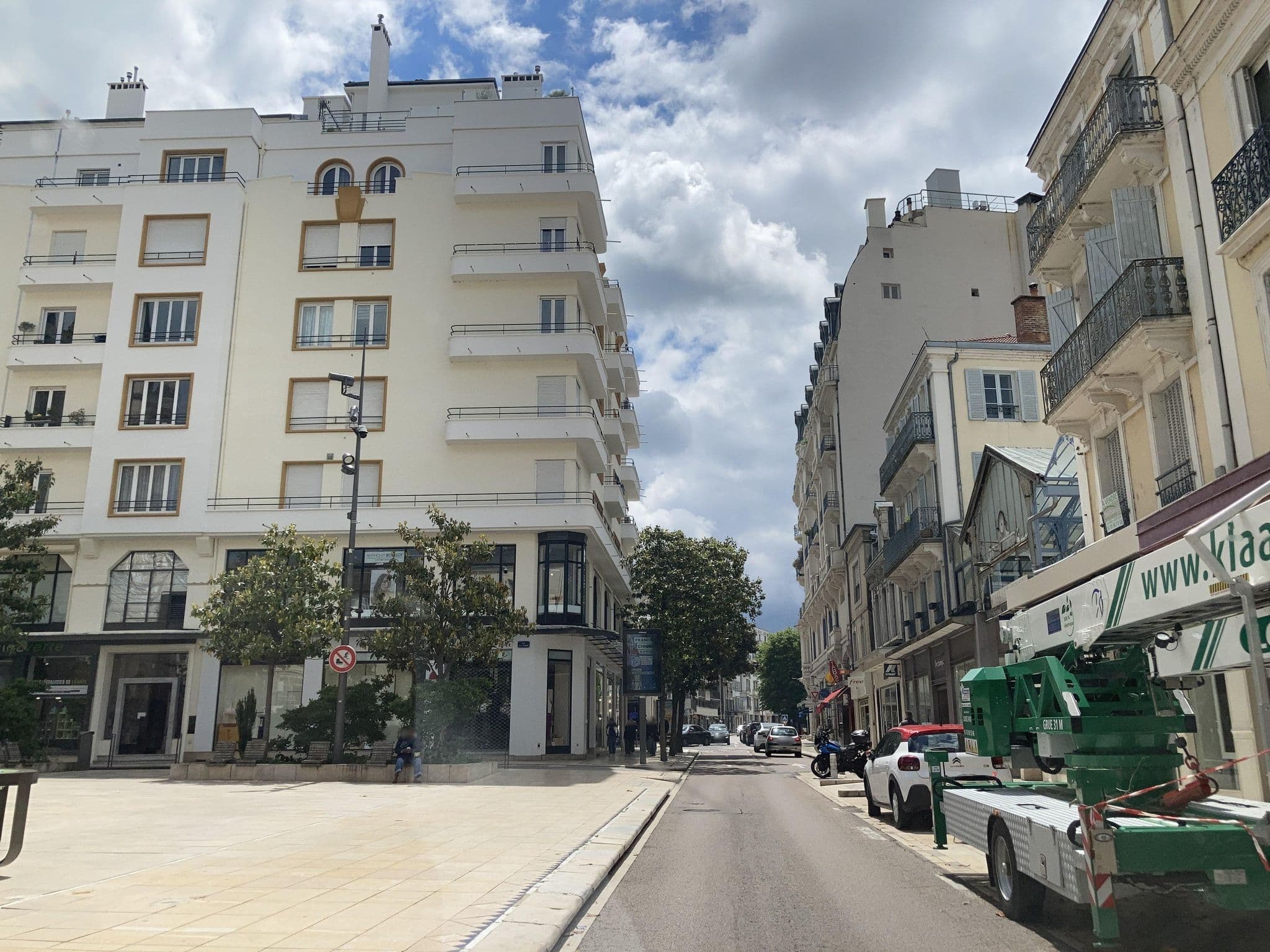 Street view near Hôtel de Nice et Bristol, Vichy — © tasmaniadevil (CC BY-SA · Mapillary)