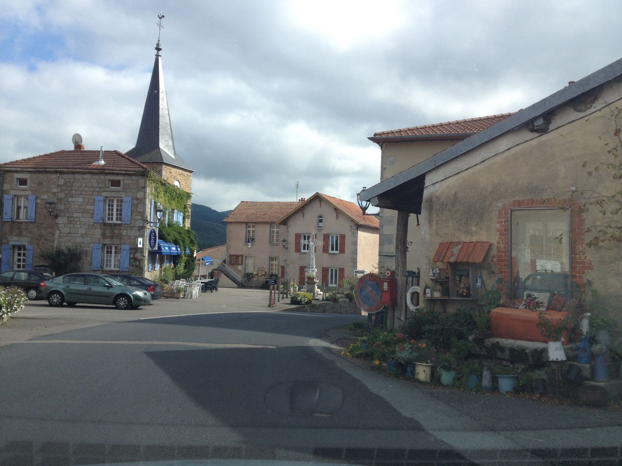 Street view near Gîtes Sport Nature des Noës, Renaison — © pgiraud (CC BY-SA · Mapillary)