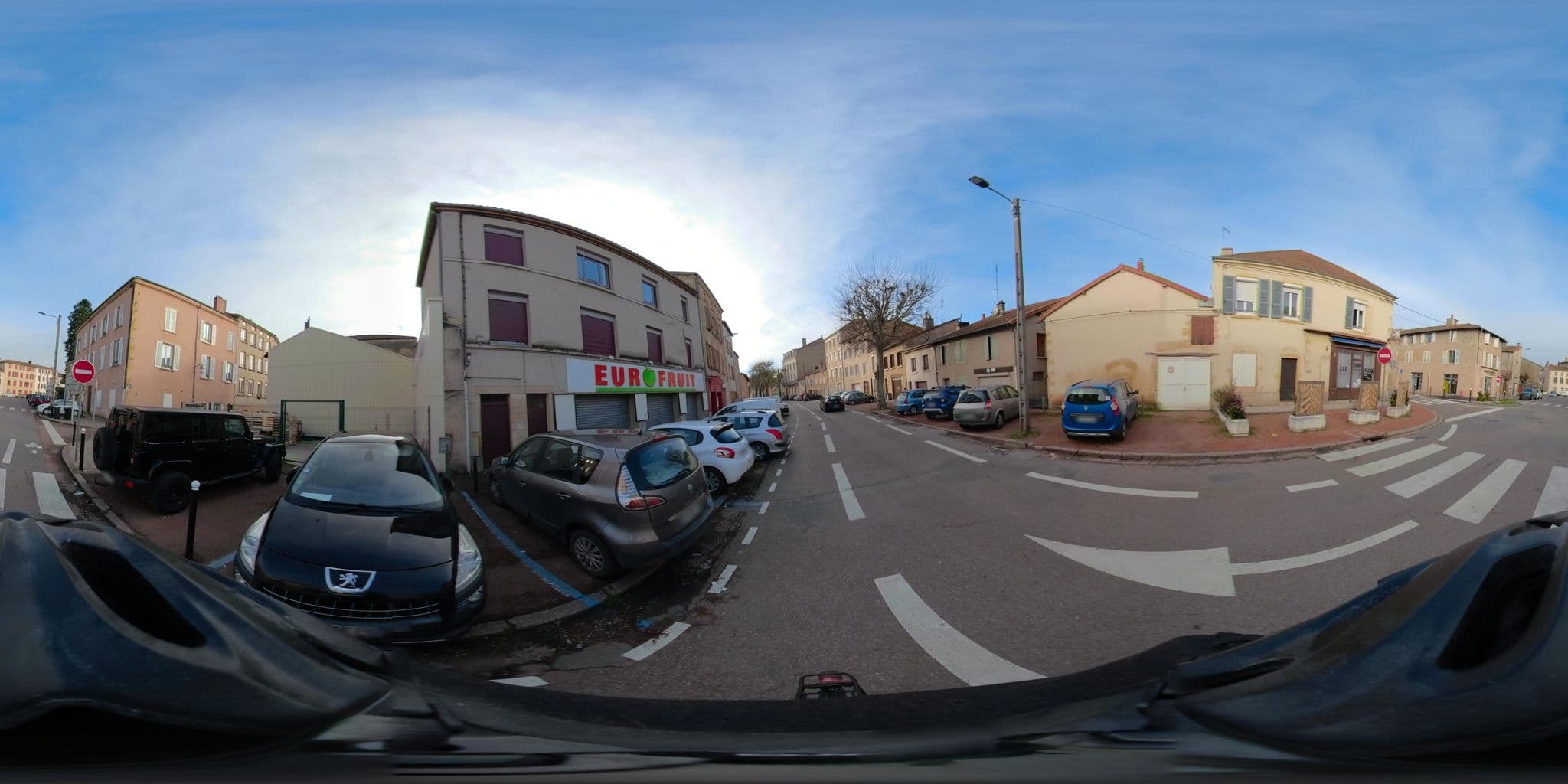 Street view near Chambres d'hôtes le Lion d'or, Charlieu — © capmoustache (CC BY-SA · Mapillary)