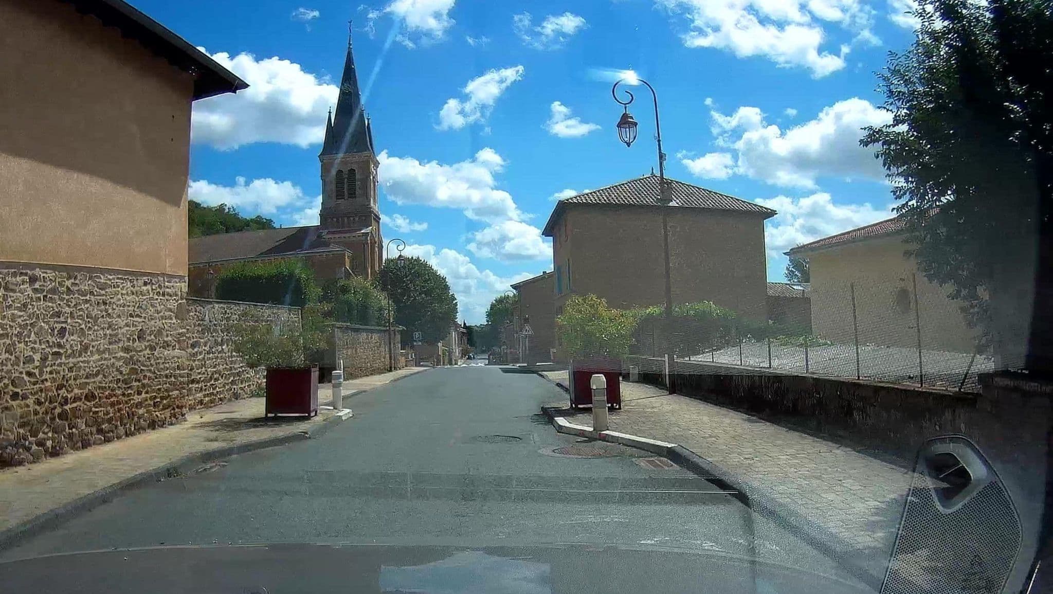 Street view near Entre Couette et Bulles, Cogny — © micmin1972 (CC BY-SA · Mapillary)