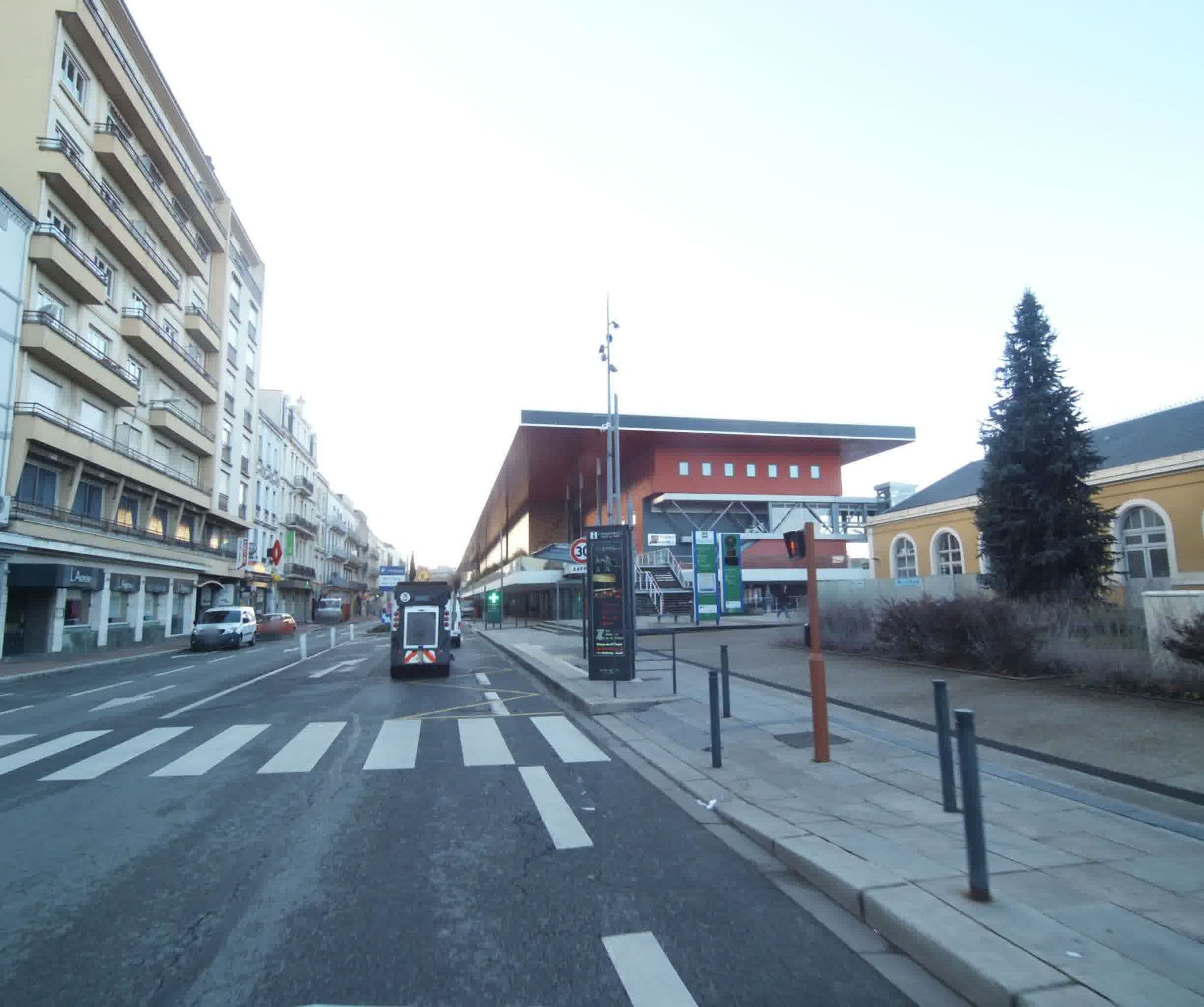 Street view near Brit Hôtel Roanne, Roanne — © sogefi (CC BY-SA · Mapillary)