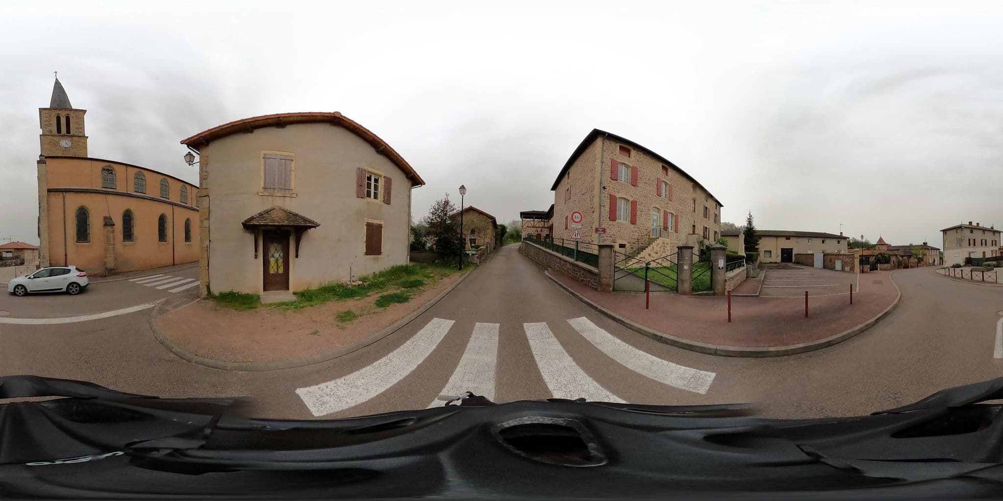 Street view near La Masoierie, Saint-Denis-de-Cabanne — © capmoustache (CC BY-SA · Mapillary)