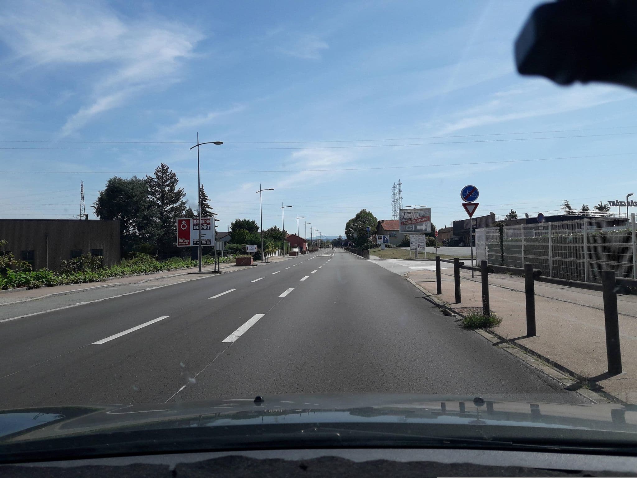 Street view near Hélios Hotel, Mably — © eric_s (CC BY-SA · Mapillary)
