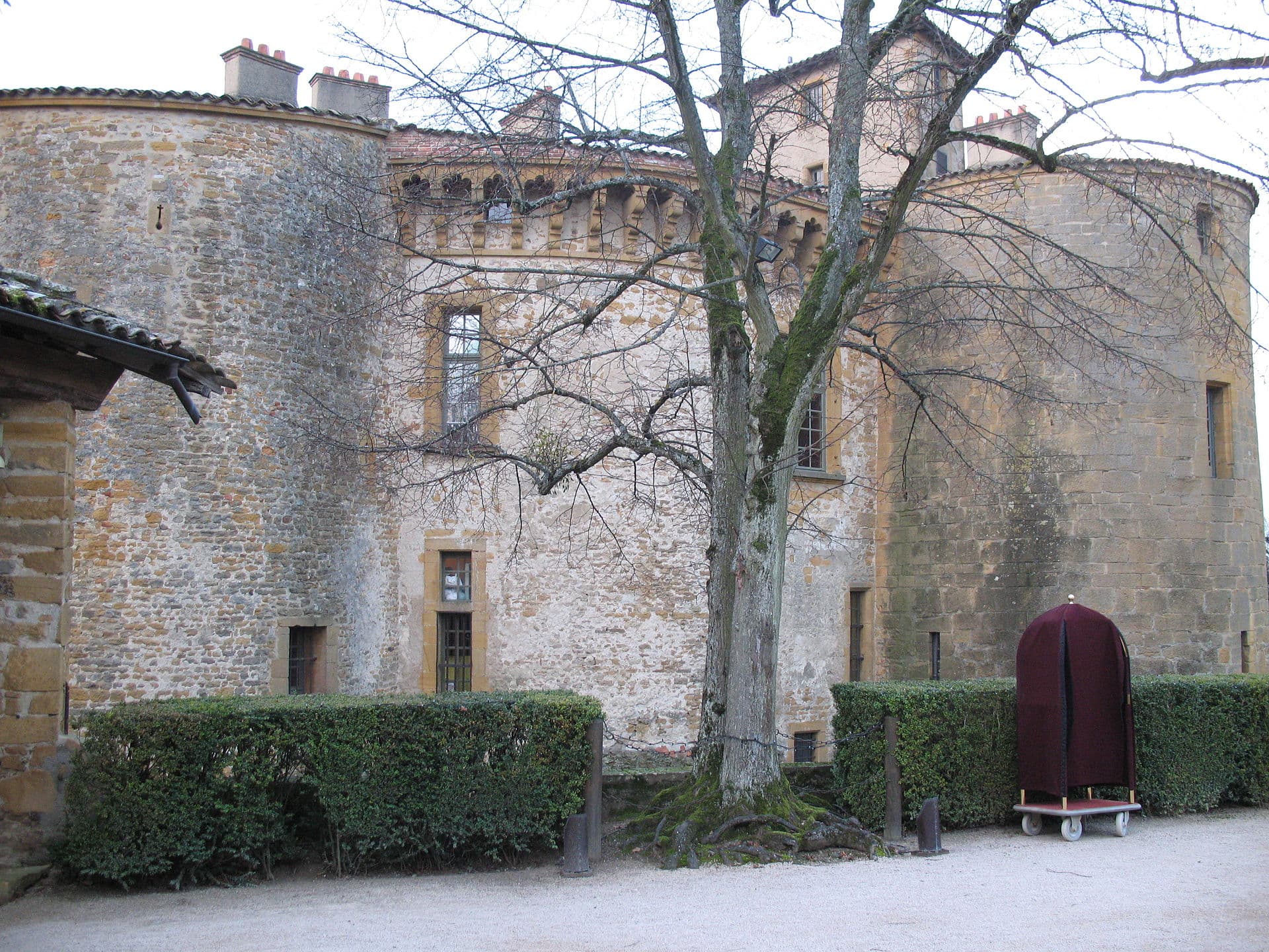 Château de Bagnols (via Wikimedia Commons, Public domain)